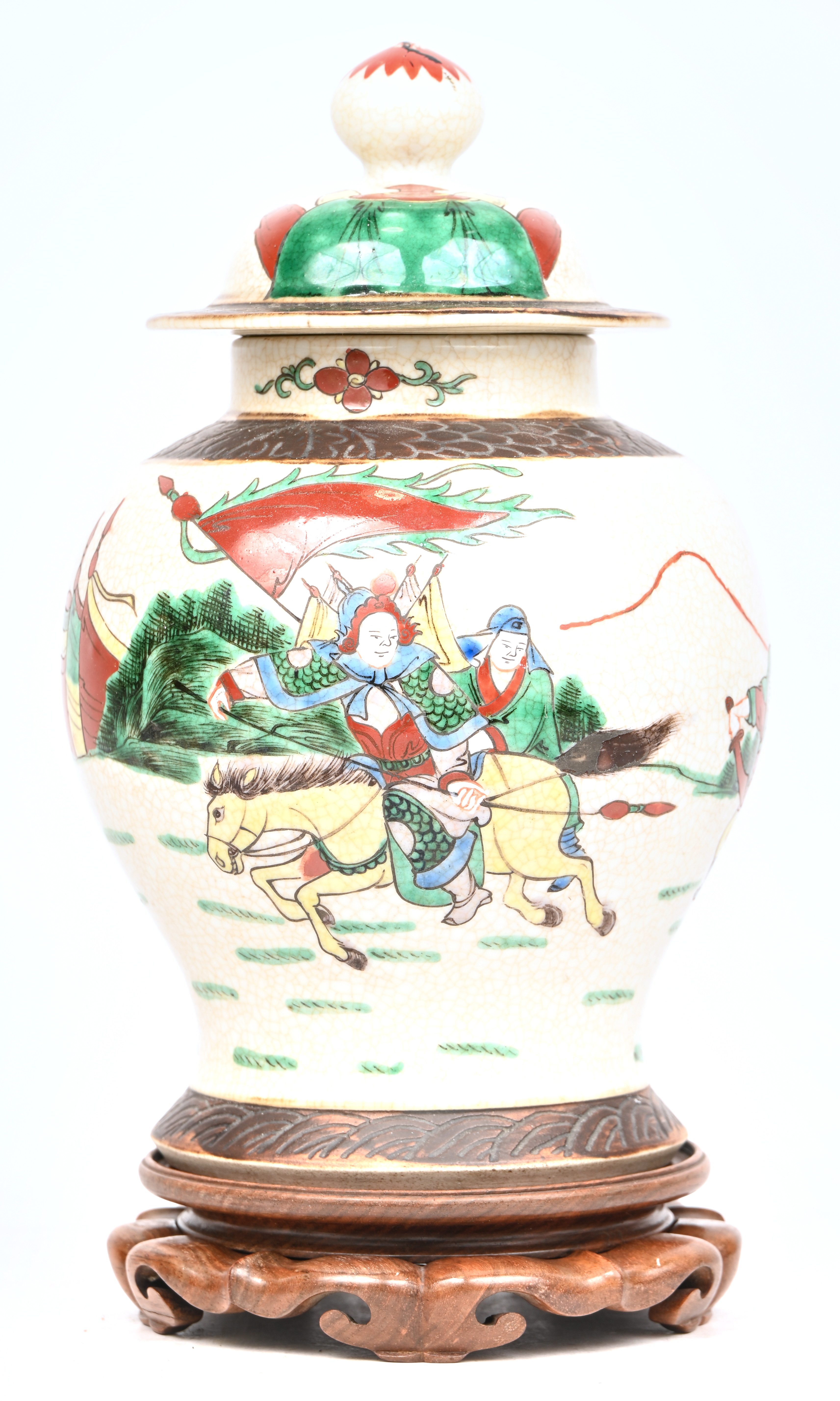 Een dekselvaasje van Nanking aardewerk. Op een houten voetje Een dekselvaasje van Nanking aardewerk. Op een houten voetje.