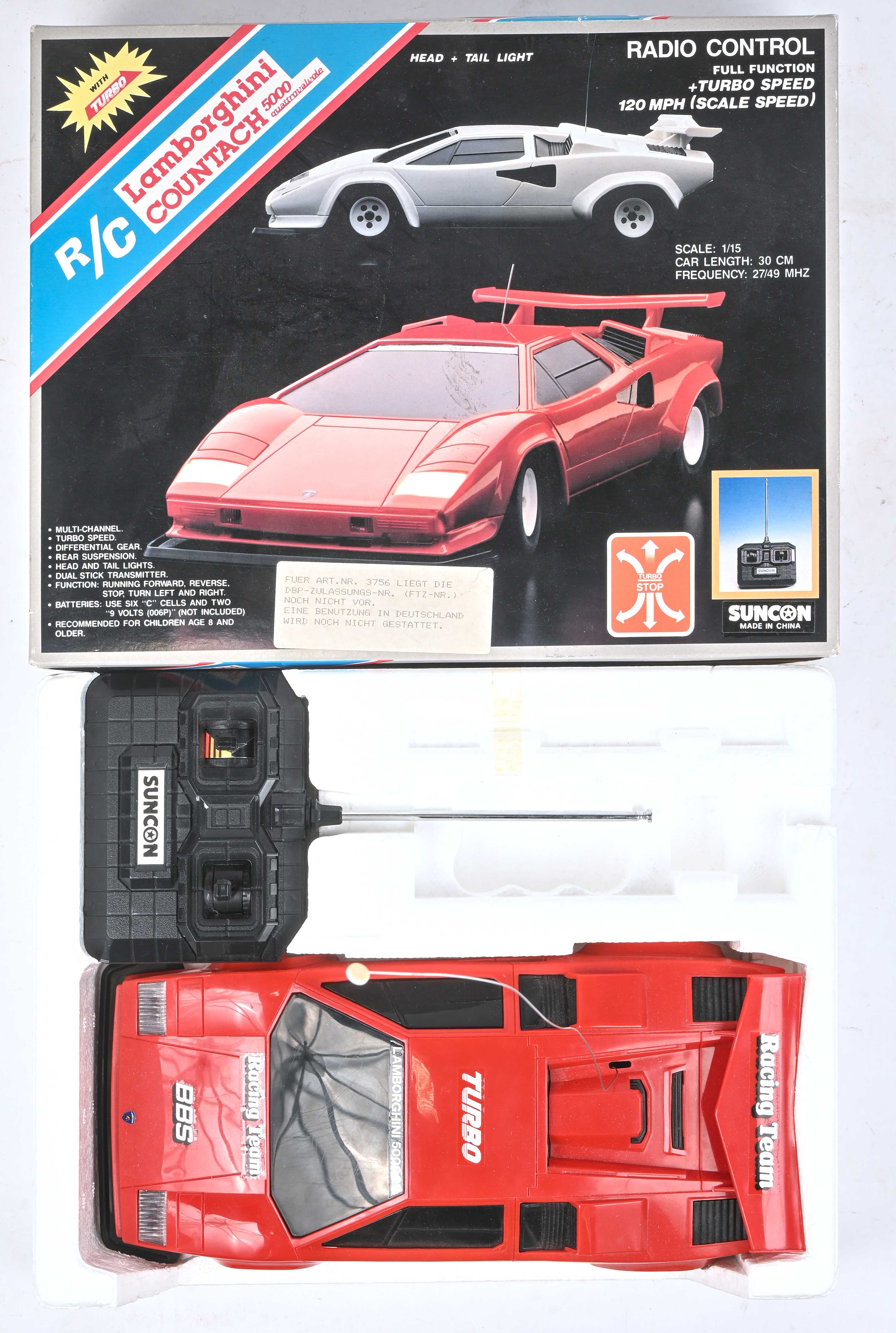 Een vintage radiobestuurbare auto, Lamborghini Countach 5000 quattrovalvole in zijn originele verpakking, made in China door Suncon Een vintage radiobestuurbare auto, Lamborghini Countach 5000 quattrovalvole in zijn originele verpakking, made in China door Suncon.