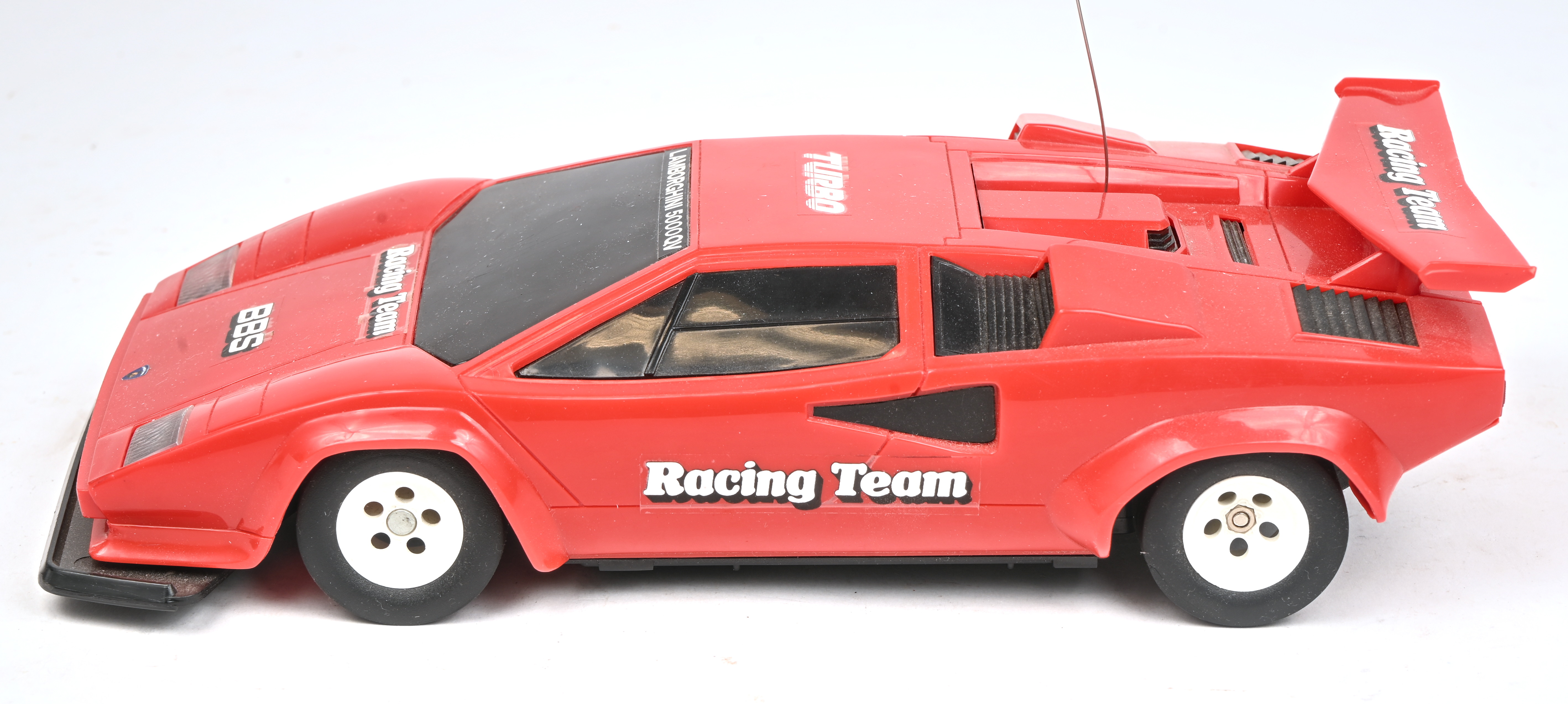 Een vintage radiobestuurbare auto, Lamborghini Countach 5000 quattrovalvole in zijn originele verpakking, made in China door Suncon Een vintage radiobestuurbare auto, Lamborghini Countach 5000 quattrovalvole in zijn originele verpakking, made in China door Suncon.