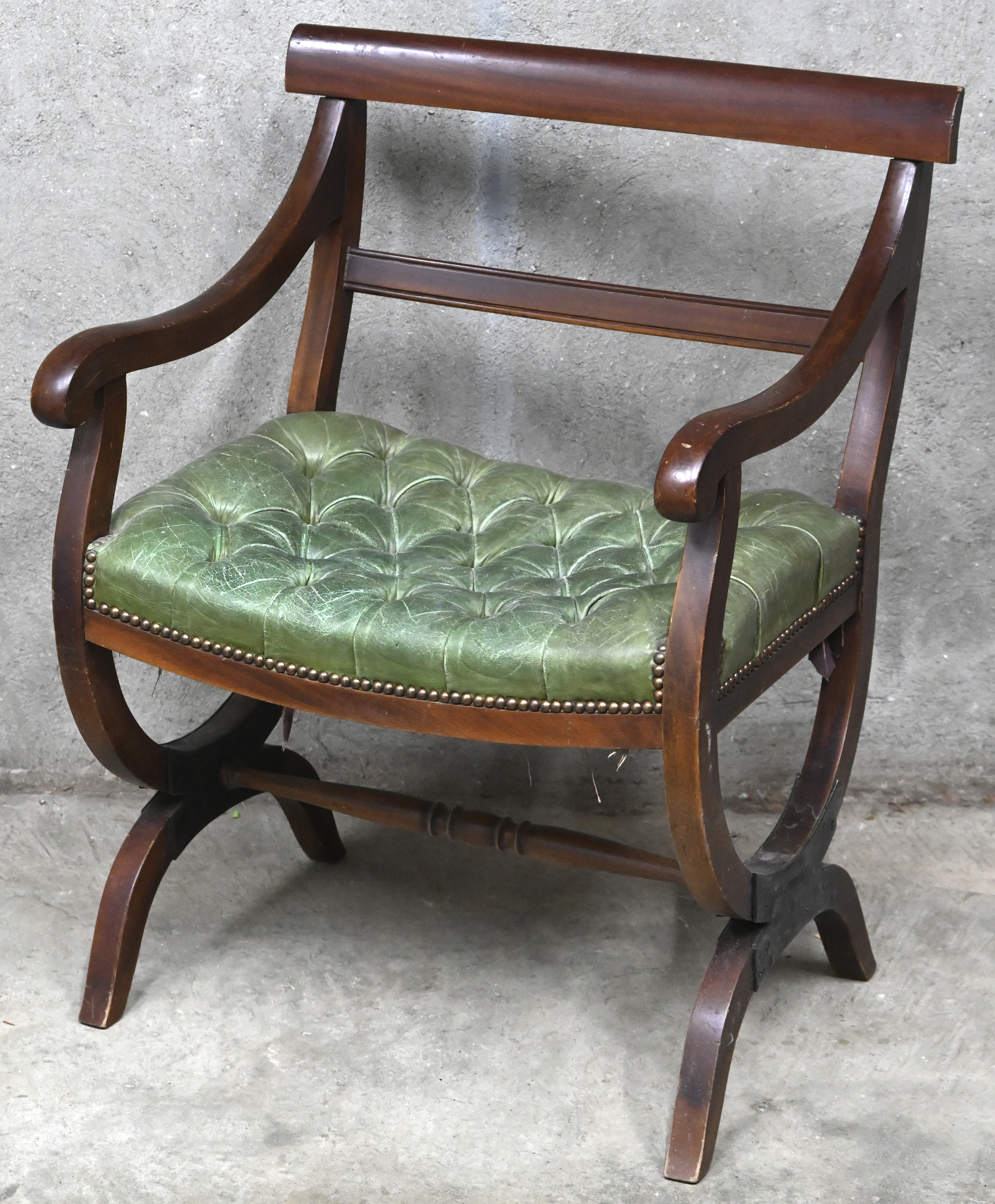 Een vroeg 20ste eeuwse fauteuil met chesterfield zitting. Regency-stijl Een vroeg 20ste eeuwse fauteuil met chesterfield zitting. Regency-stijl.