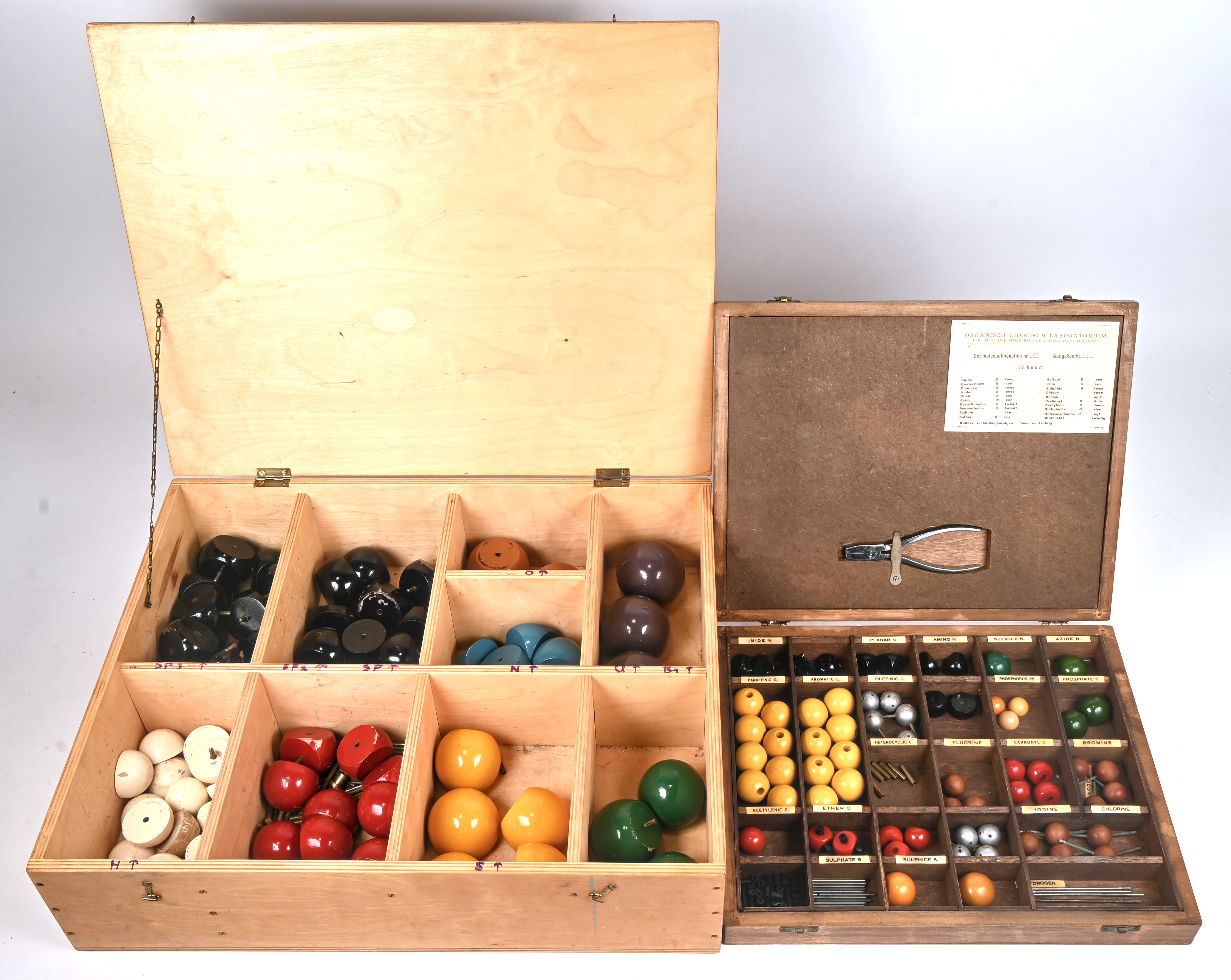 Twee molecule-bouwdozen, vintage studiemateriaal Twee molecule-bouwdozen, vintage studiemateriaal.