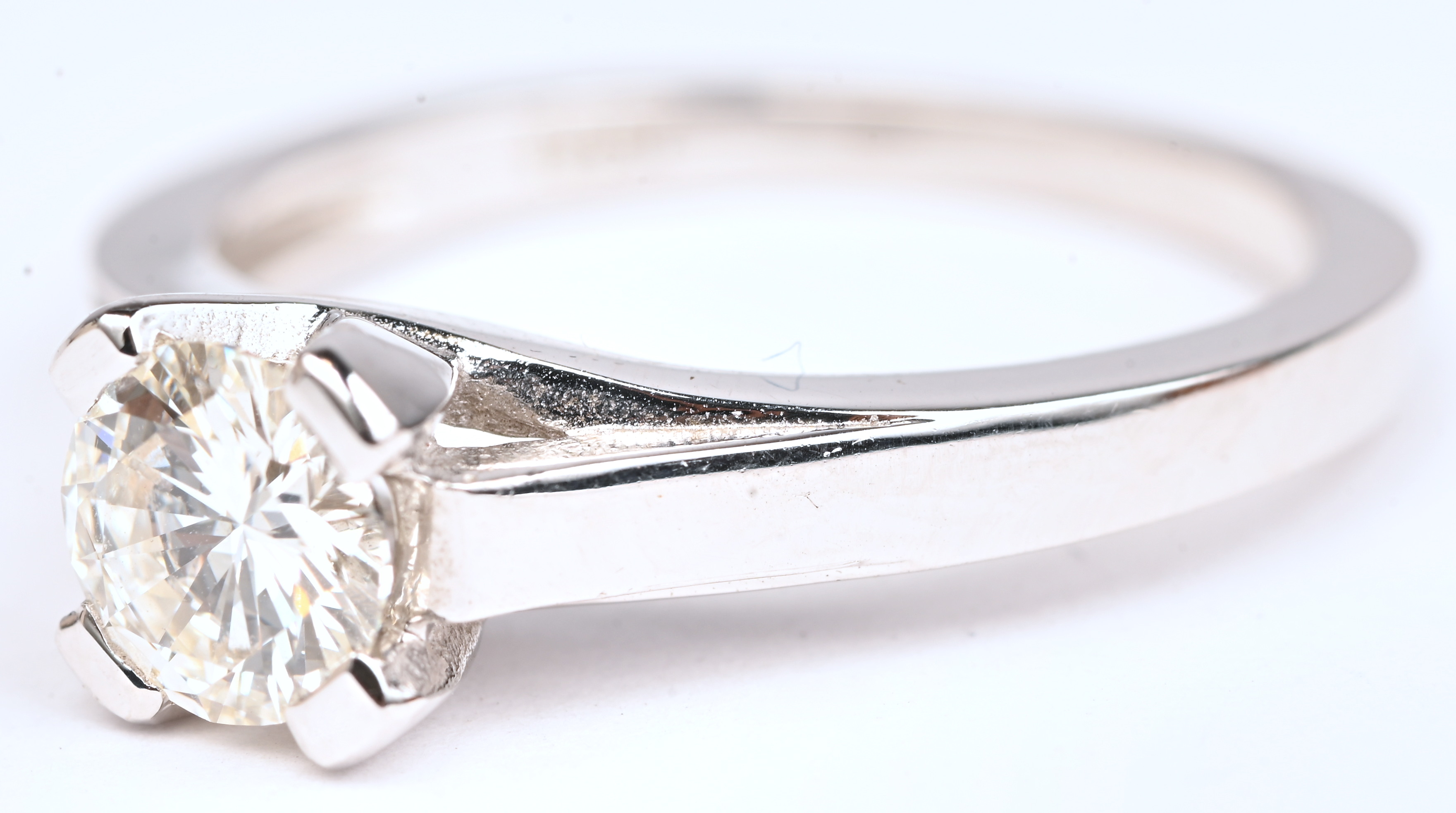 Een 18 kt witgouden ring bezet met centrale briljant van 0,66 ct. GVS1 Een 18 kt witgouden ring bezet met centrale briljant van 0,66 ct. GVS1.