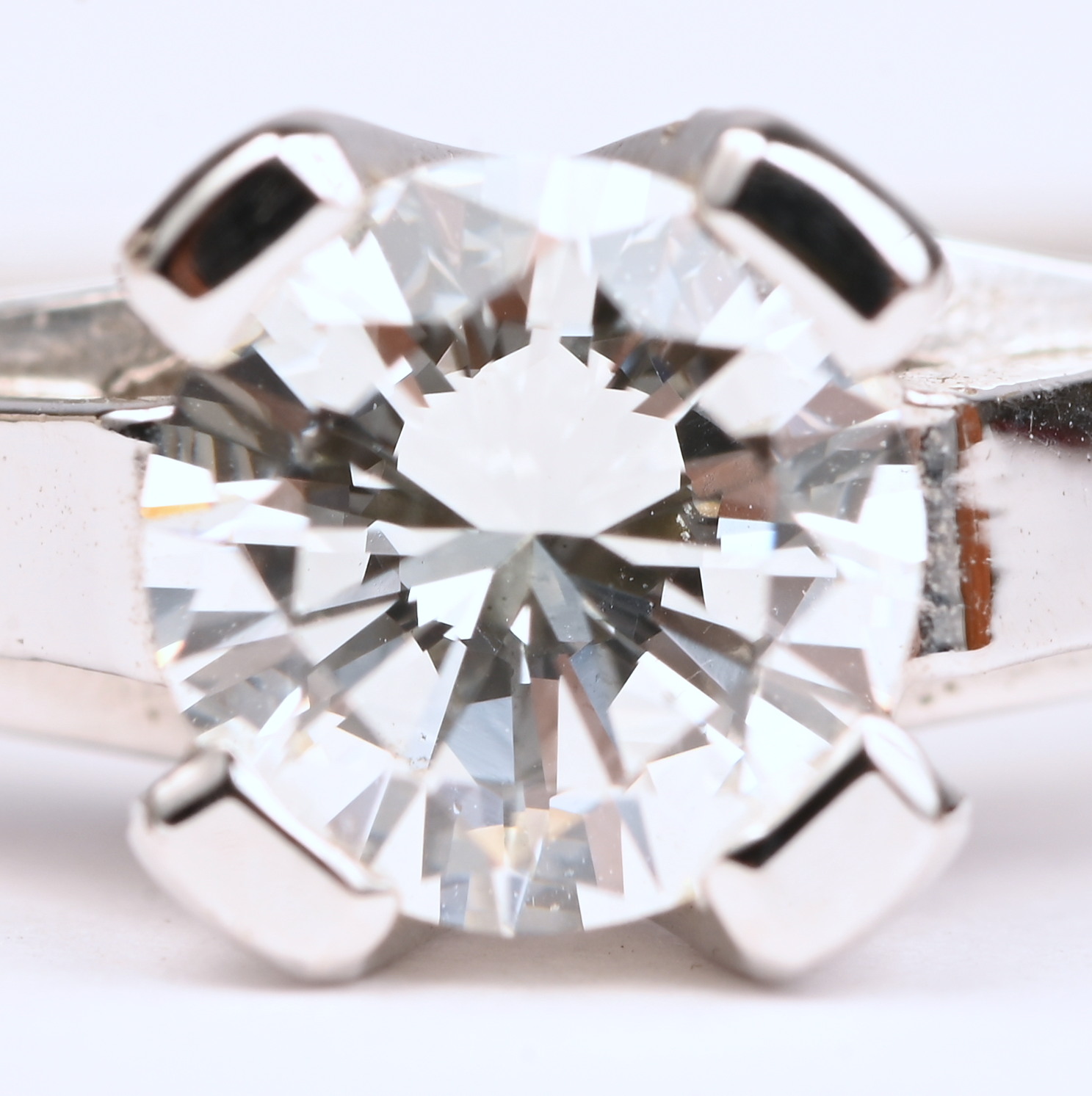 Een 18 kt witgouden ring bezet met centrale briljant van 0,66 ct. GVS1 Een 18 kt witgouden ring bezet met centrale briljant van 0,66 ct. GVS1.