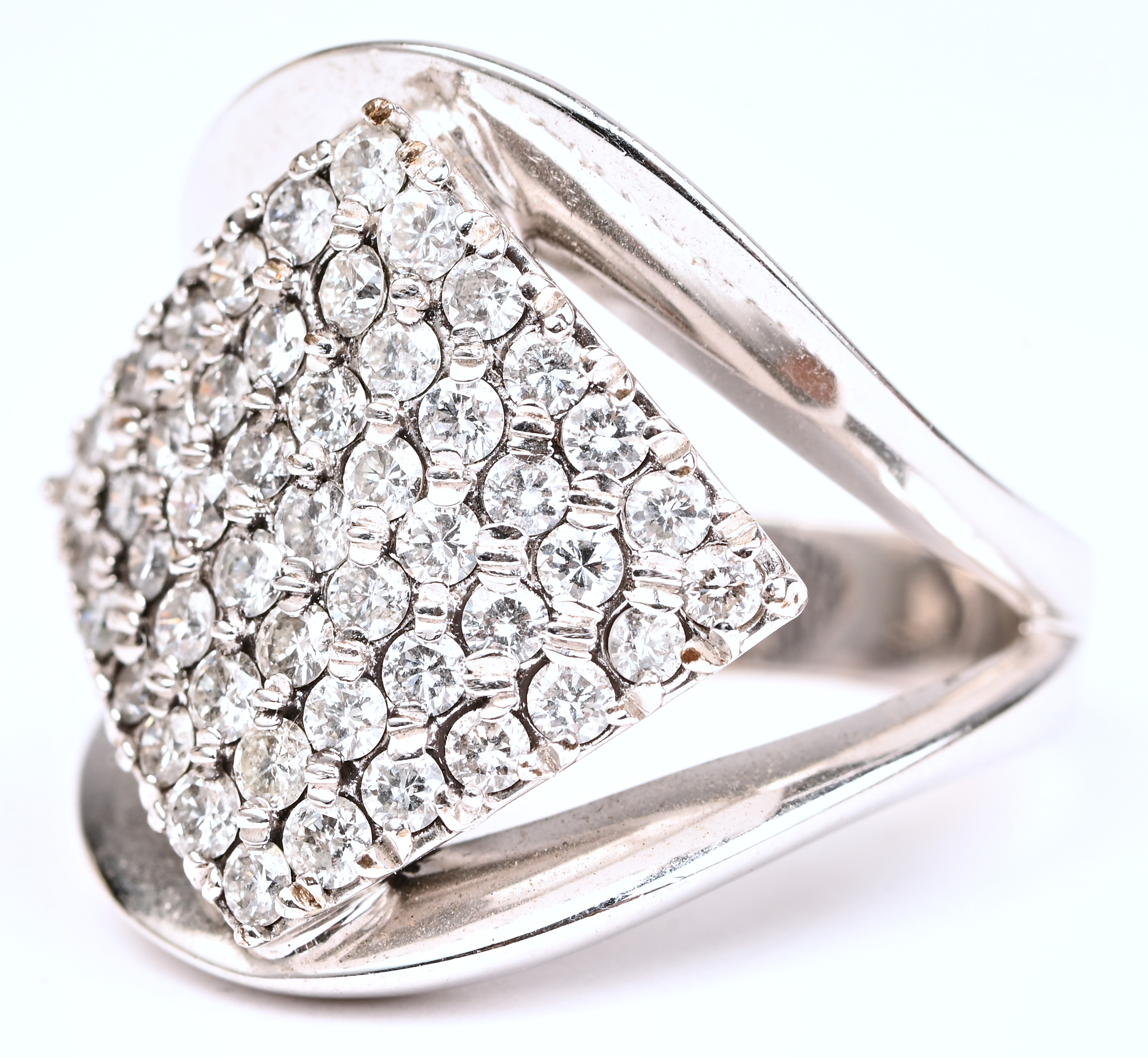 Een 18 kt witgouden ring bezet met briljanten van een gezamenlijk gewicht van 1,02 ct Een 18 kt witgouden ring bezet met briljanten van een gezamenlijk gewicht van 1,02 ct.