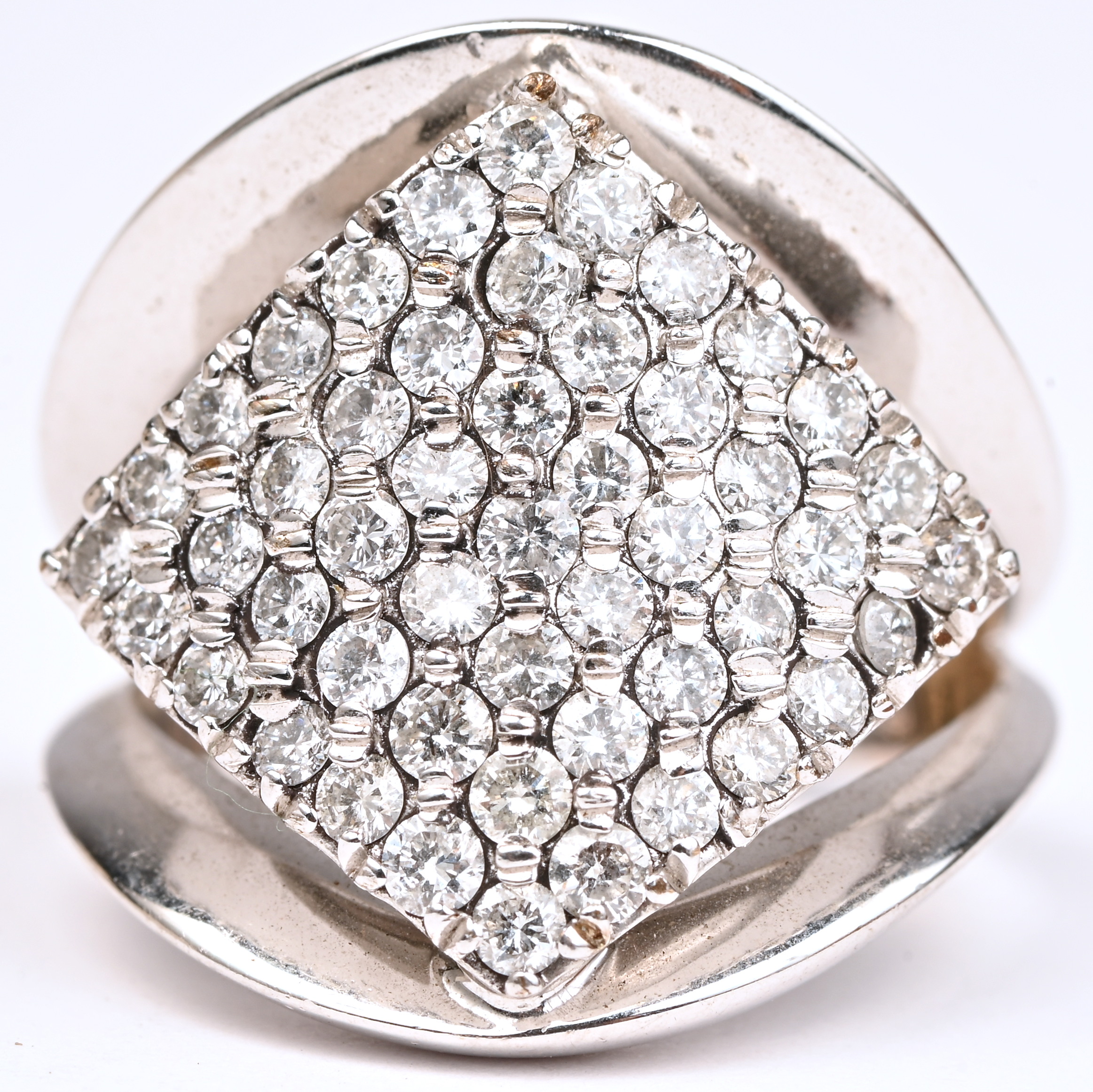 Een 18 kt witgouden ring bezet met briljanten van een gezamenlijk gewicht van 1,02 ct Een 18 kt witgouden ring bezet met briljanten van een gezamenlijk gewicht van 1,02 ct.