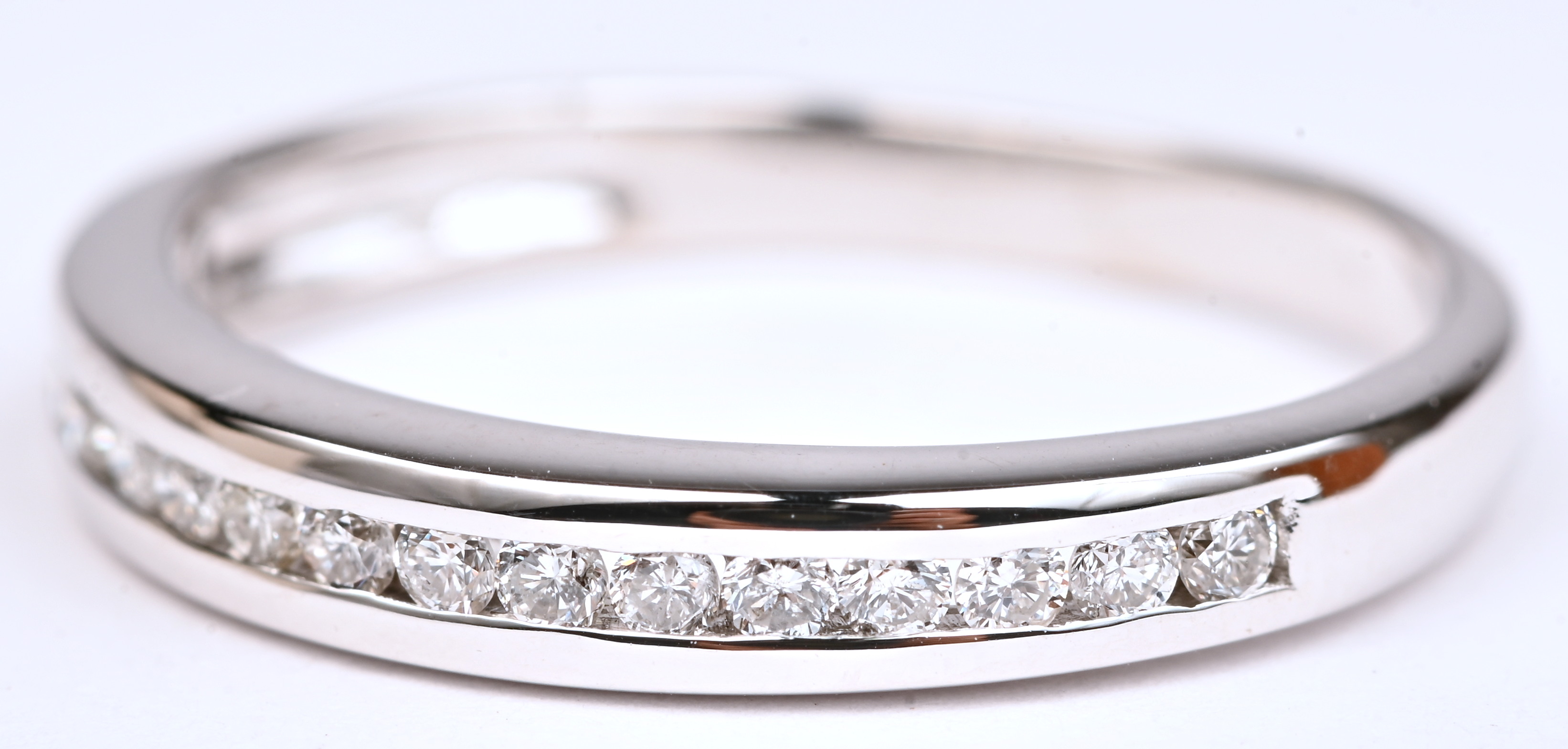 Een 18 kt witgouden ring bezet met briljanten van een gezamenlijk gewicht van 1,26 ct Een 18 kt witgouden ring bezet met briljanten van een gezamenlijk gewicht van 1,26 ct.