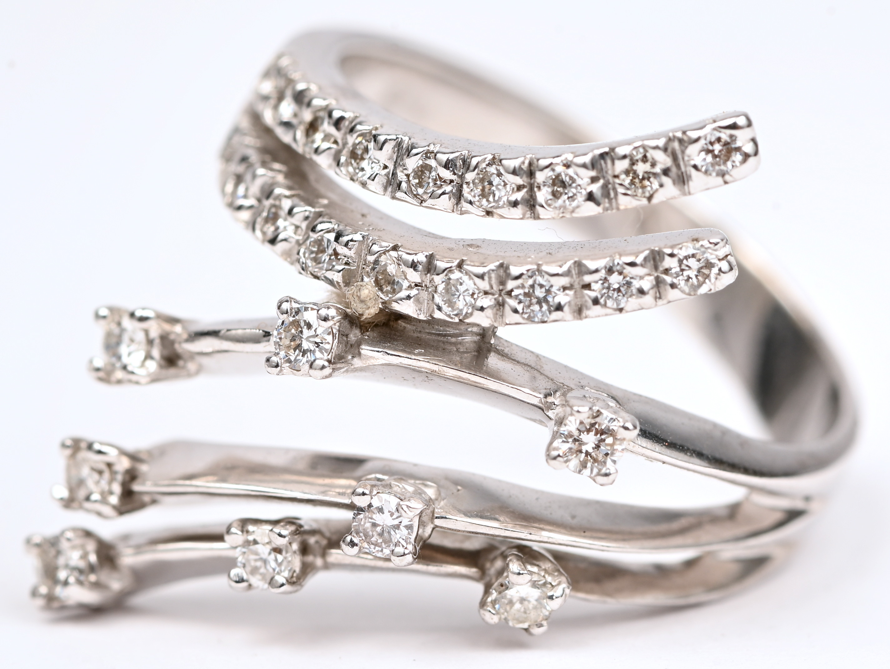 Een 18 kt witgouden ring bezet met briljanten van een gezamenlijk gewicht van 0,72 ct Een 18 kt witgouden ring bezet met briljanten van een gezamenlijk gewicht van 0,72 ct.