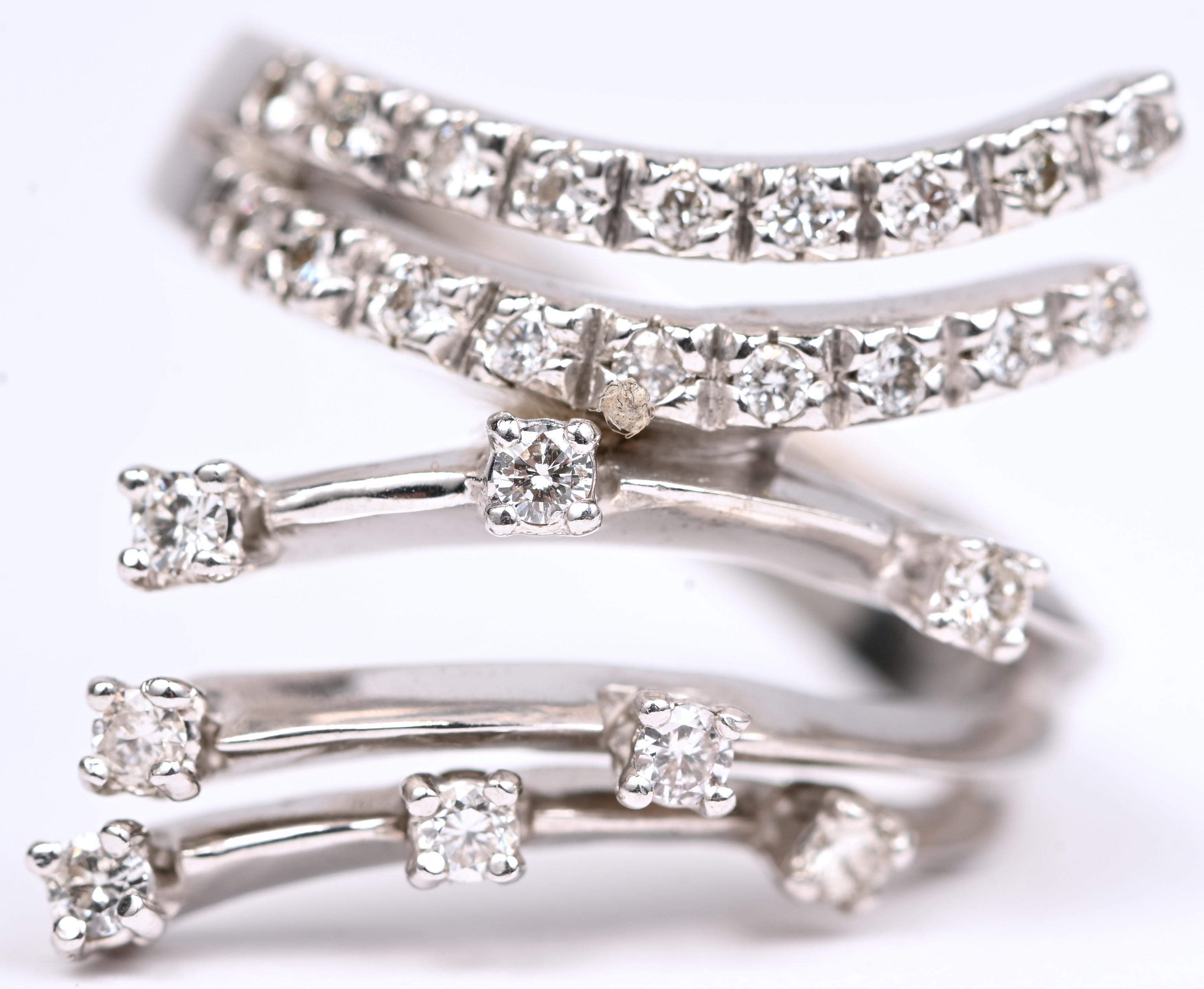 Een 18 kt witgouden ring bezet met briljanten van een gezamenlijk gewicht van 0,72 ct Een 18 kt witgouden ring bezet met briljanten van een gezamenlijk gewicht van 0,72 ct.