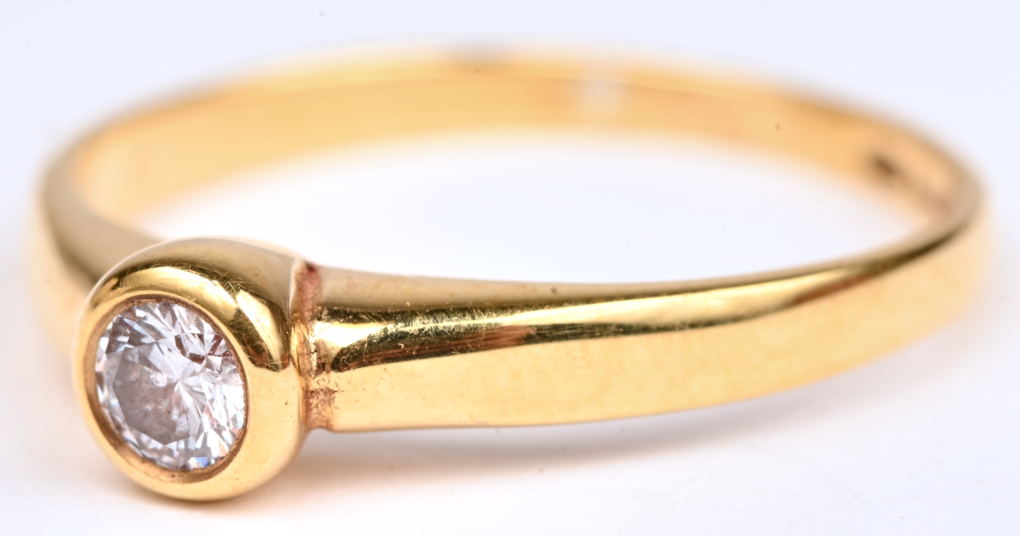 Een 18 kt geelgouden ring bezet met centrale briljant van 0,20 ct Een 18 kt geelgouden ring bezet met centrale briljant van 0,20 ct.