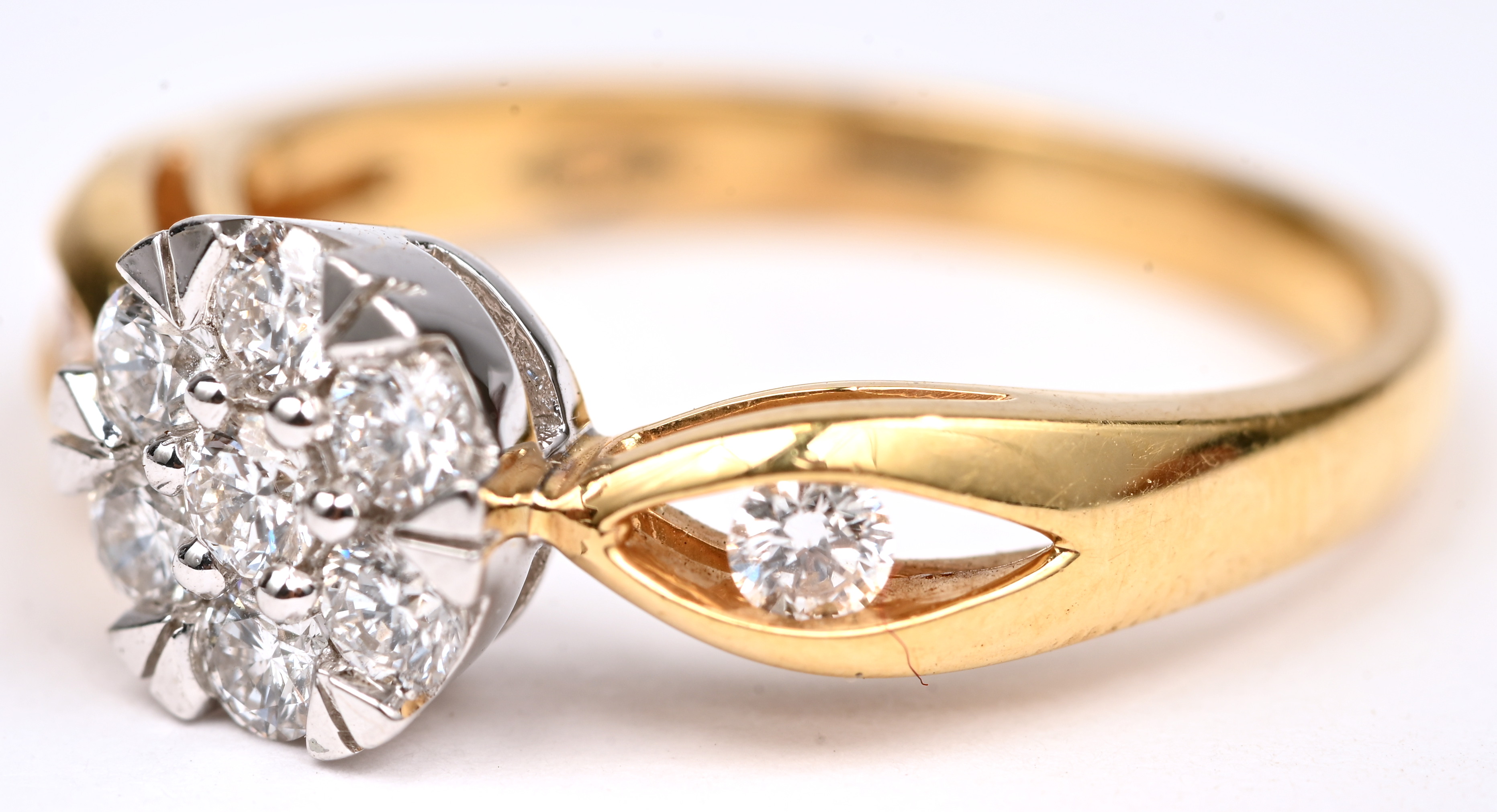 Een 18 kt geelgouden ring beet met briljanten van een gezamenlijk gewicht van 0,50 ct Een 18 kt geelgouden ring beet met briljanten van een gezamenlijk gewicht van 0,50 ct.