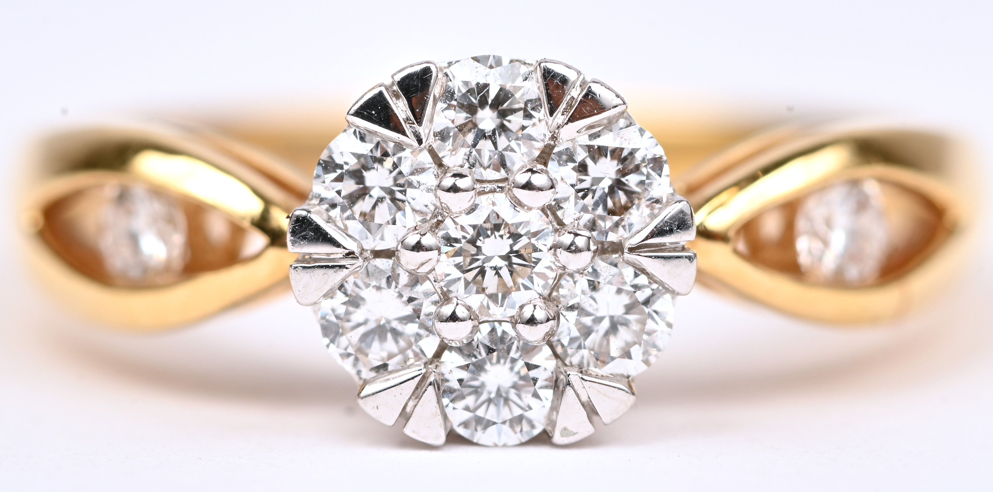 Een 18 kt geelgouden ring beet met briljanten van een gezamenlijk gewicht van 0,50 ct Een 18 kt geelgouden ring beet met briljanten van een gezamenlijk gewicht van 0,50 ct.