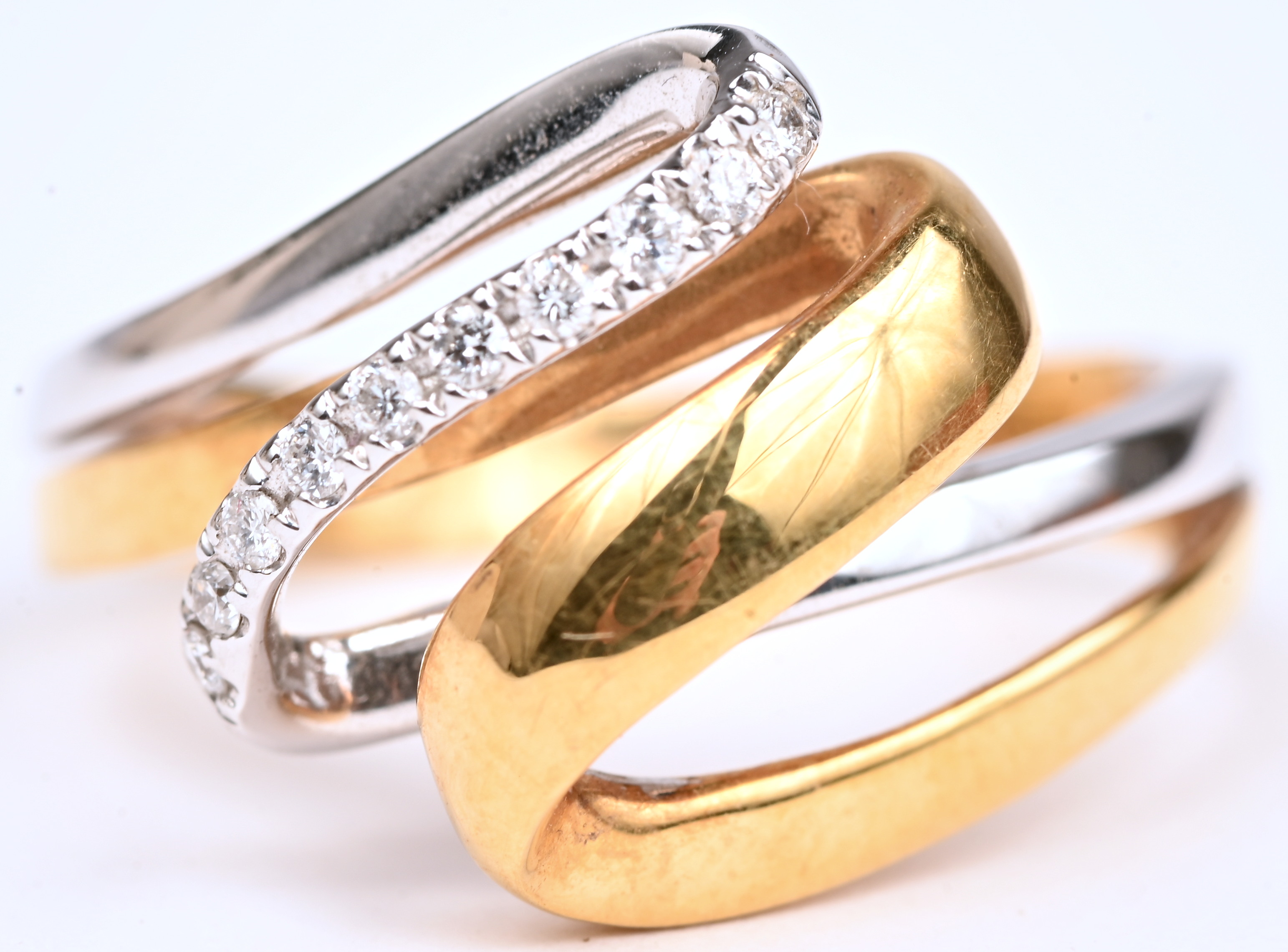 Een 18 kt wit- en geelgouden ring bezet met briljanten van een gezamenlijk gewicht van 0,10 ct Een 18 kt wit- en geelgouden ring bezet met briljanten van een gezamenlijk gewicht van 0,10 ct.