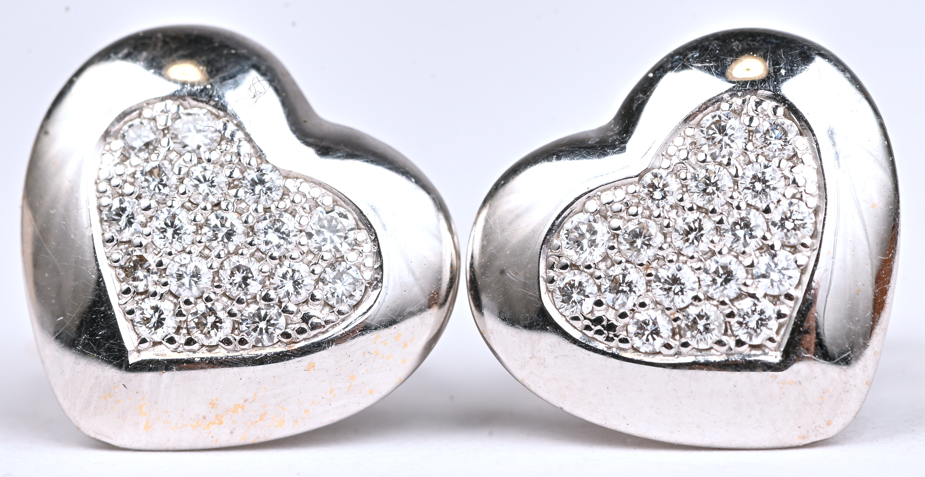 Een paar 18 kt witgouden hartvormige oorbellen bezet met briljanten van een gezamenlijk gewicht van 0,42 ct Een paar 18 kt witgouden hartvormige oorbellen bezet met briljanten van een gezamenlijk gewicht van 0,42 ct.