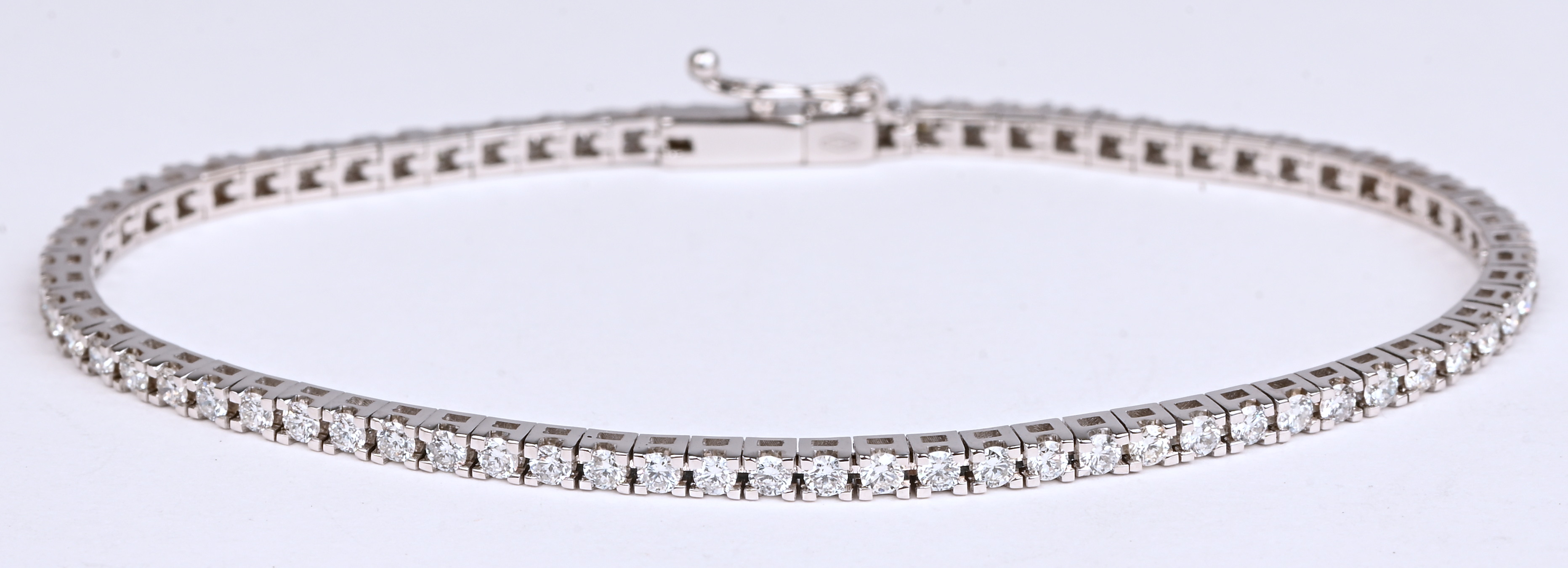 Een 18 kt witgouden tennisarmband bezet met briljanten met een gezamenlijk gewicht van 2,22 ct. D-E VVS-VS1 Een 18 kt witgouden tennisarmband bezet met briljanten met een gezamenlijk gewicht van 2,22 ct. D-E VVS-VS1.