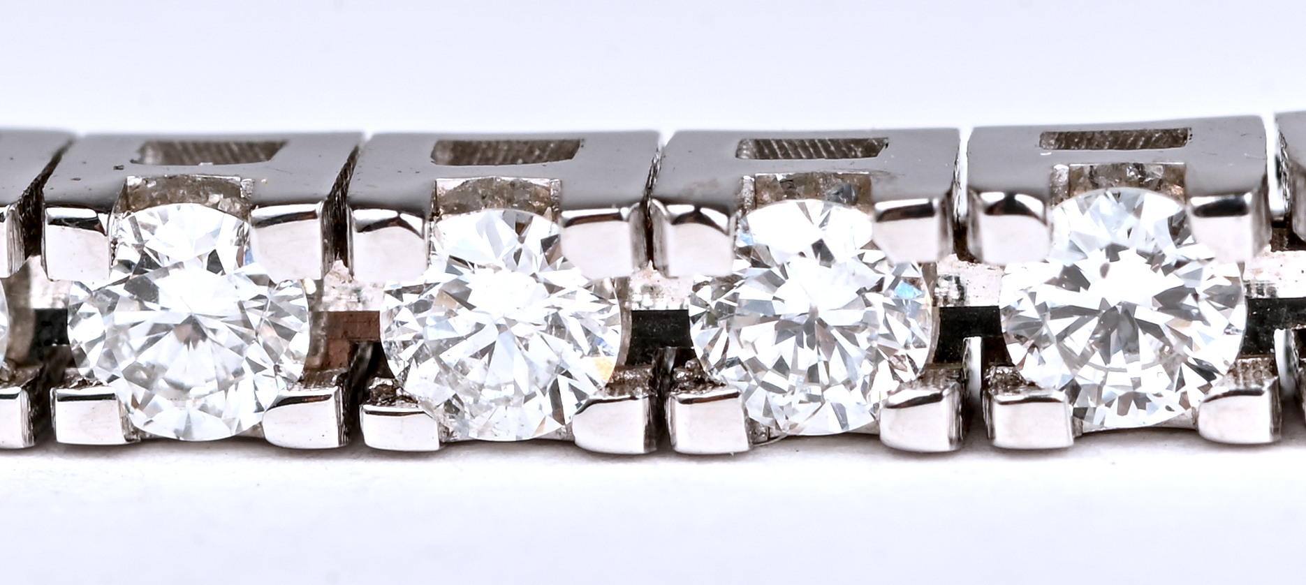 Een 18 kt witgouden tennisarmband bezet met briljanten met een gezamenlijk gewicht van 2,22 ct. D-E VVS-VS1 Een 18 kt witgouden tennisarmband bezet met briljanten met een gezamenlijk gewicht van 2,22 ct. D-E VVS-VS1.