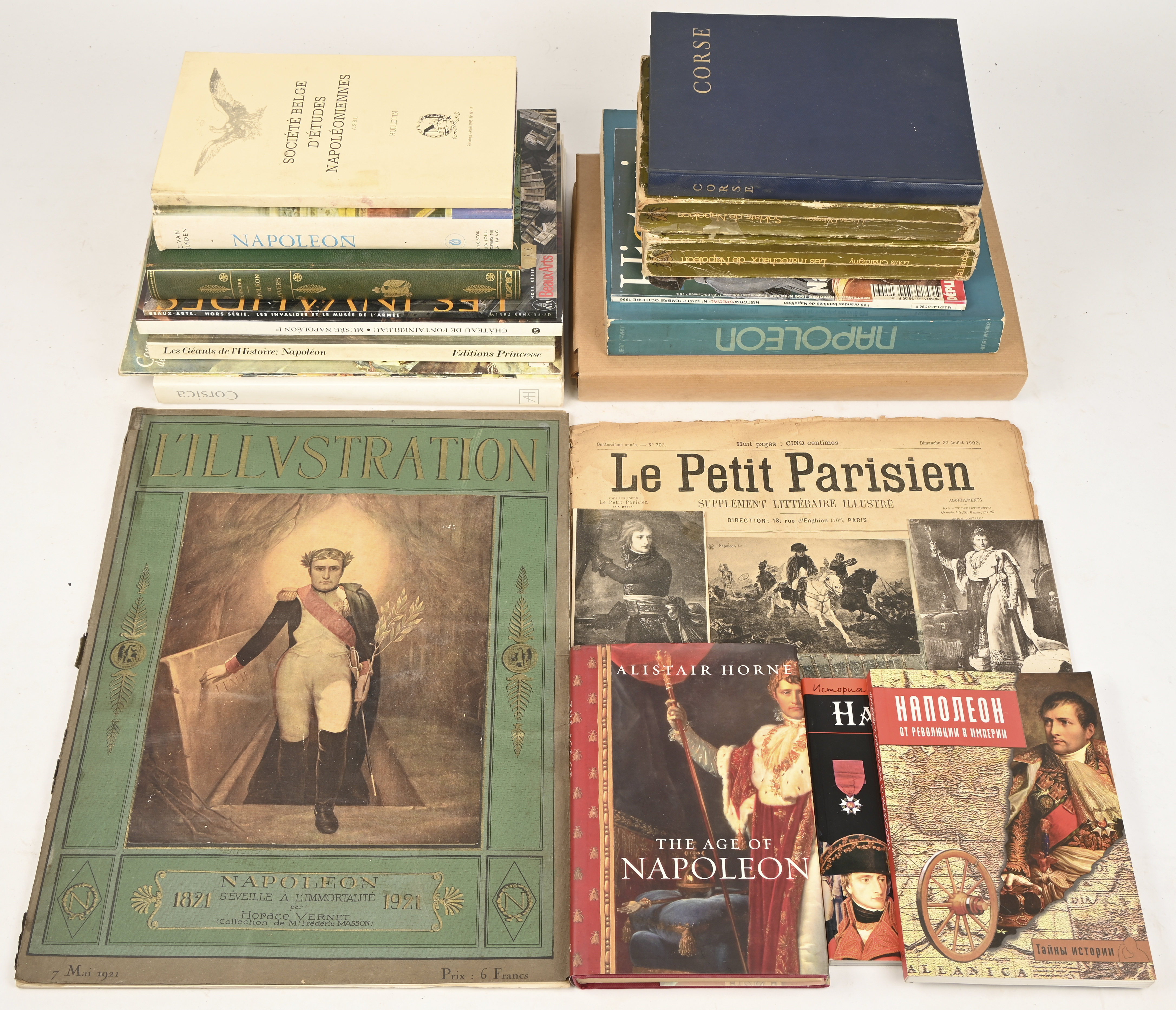 19 boeken en tijdschriften gerelateerd aan Napoleon Bonaparte, alsook twee gidsen over Corsica en een algemeen geschiedenisboek. Grotendeels franstalig, één Engelstalig en twee Russisch. Toegevoegd drie postkaarten, uitgegeven begin 20ste eeuw 19 boeken en tijdschriften gerelateerd aan Napoleon Bonaparte, alsook twee gidsen over Corsica en een algemeen geschiedenisboek. Grotendeels franstalig, één Engelstalig en twee Russisch. Toegevoegd drie postkaarten, uitgegeven begin 20ste eeuw.