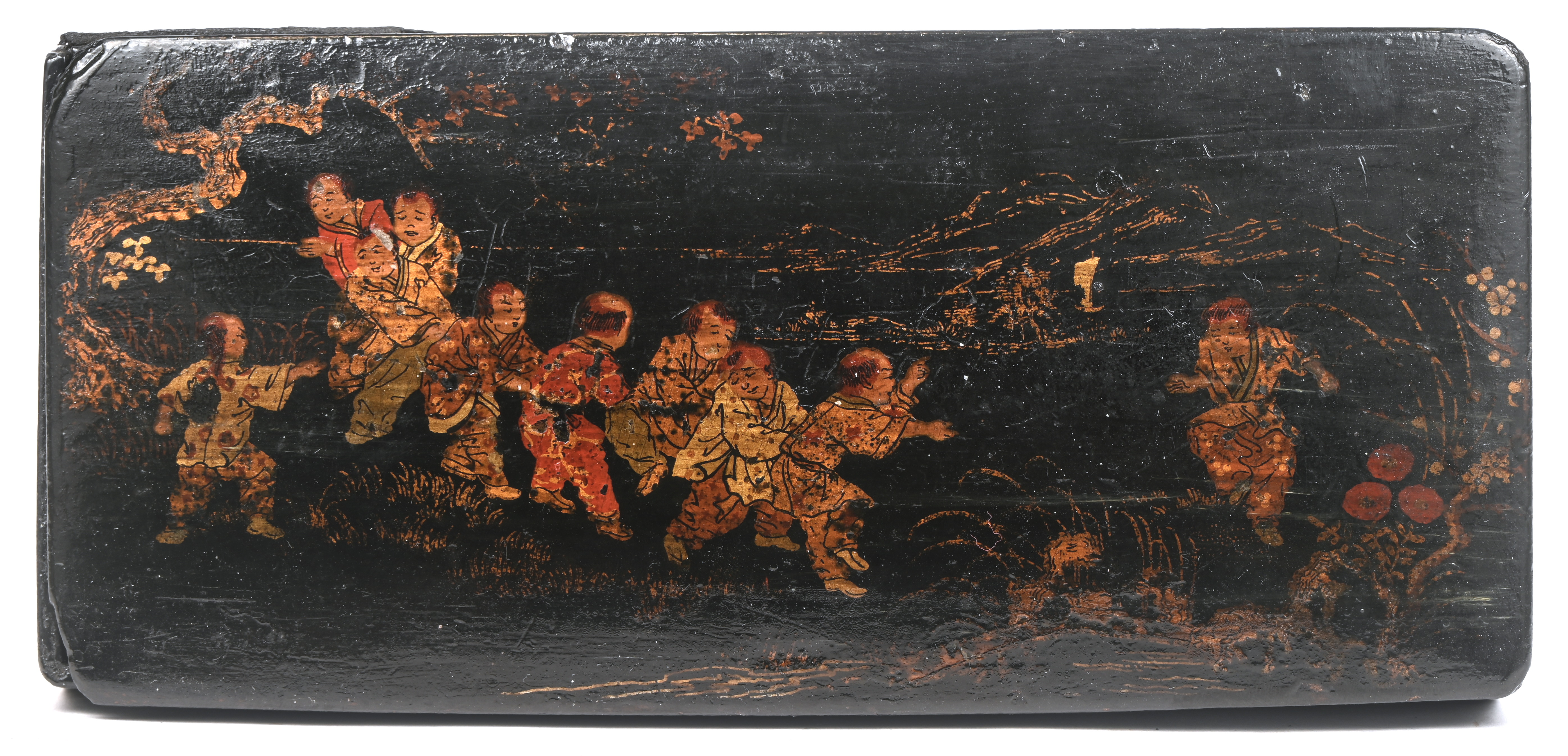 Een Japanse pennendoos van zwart gelakt hout Een Japanse pennendoos van zwart gelakt hout.