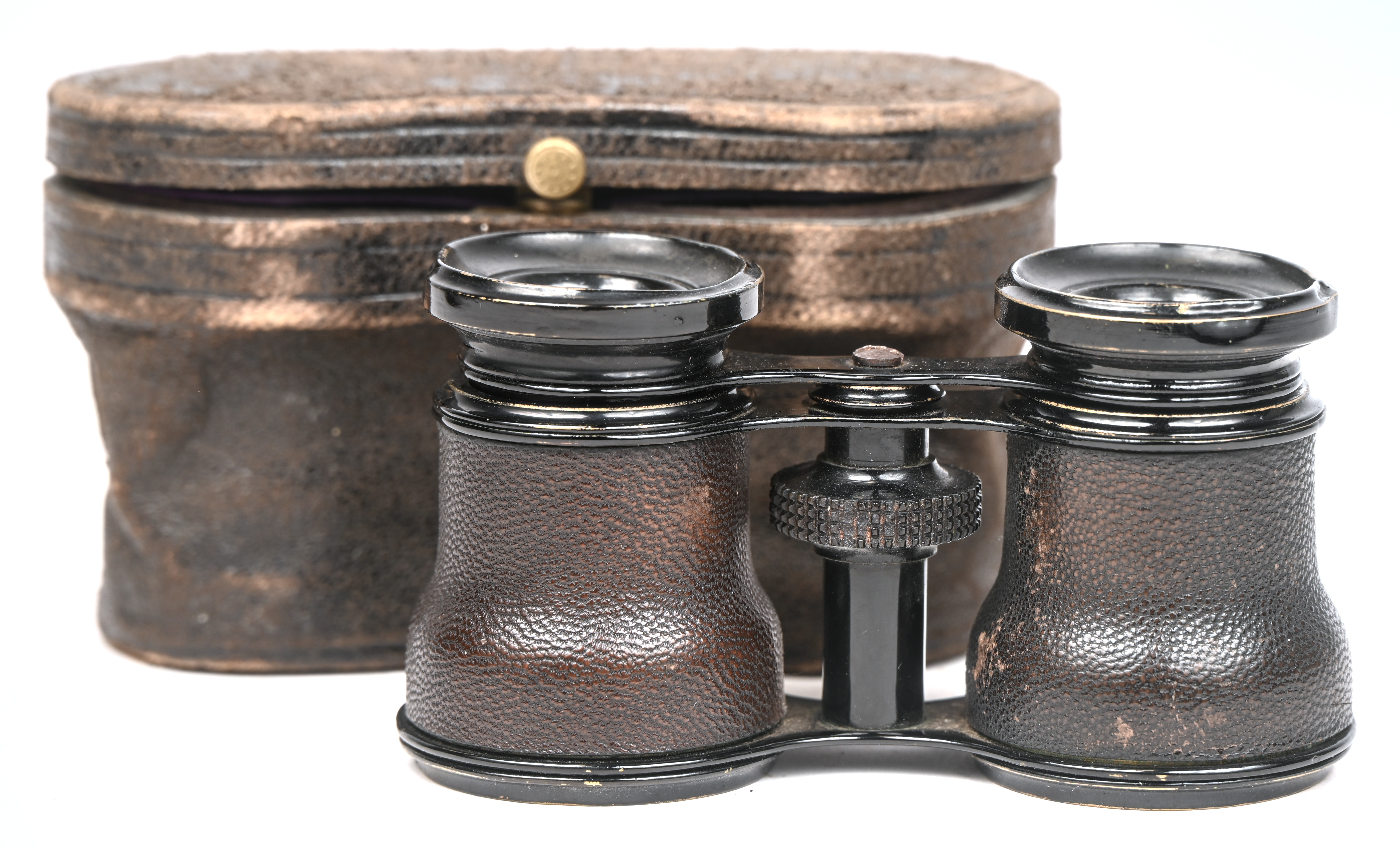 Een oude toneelkijker in een lederen etui Een oude toneelkijker in een lederen etui.