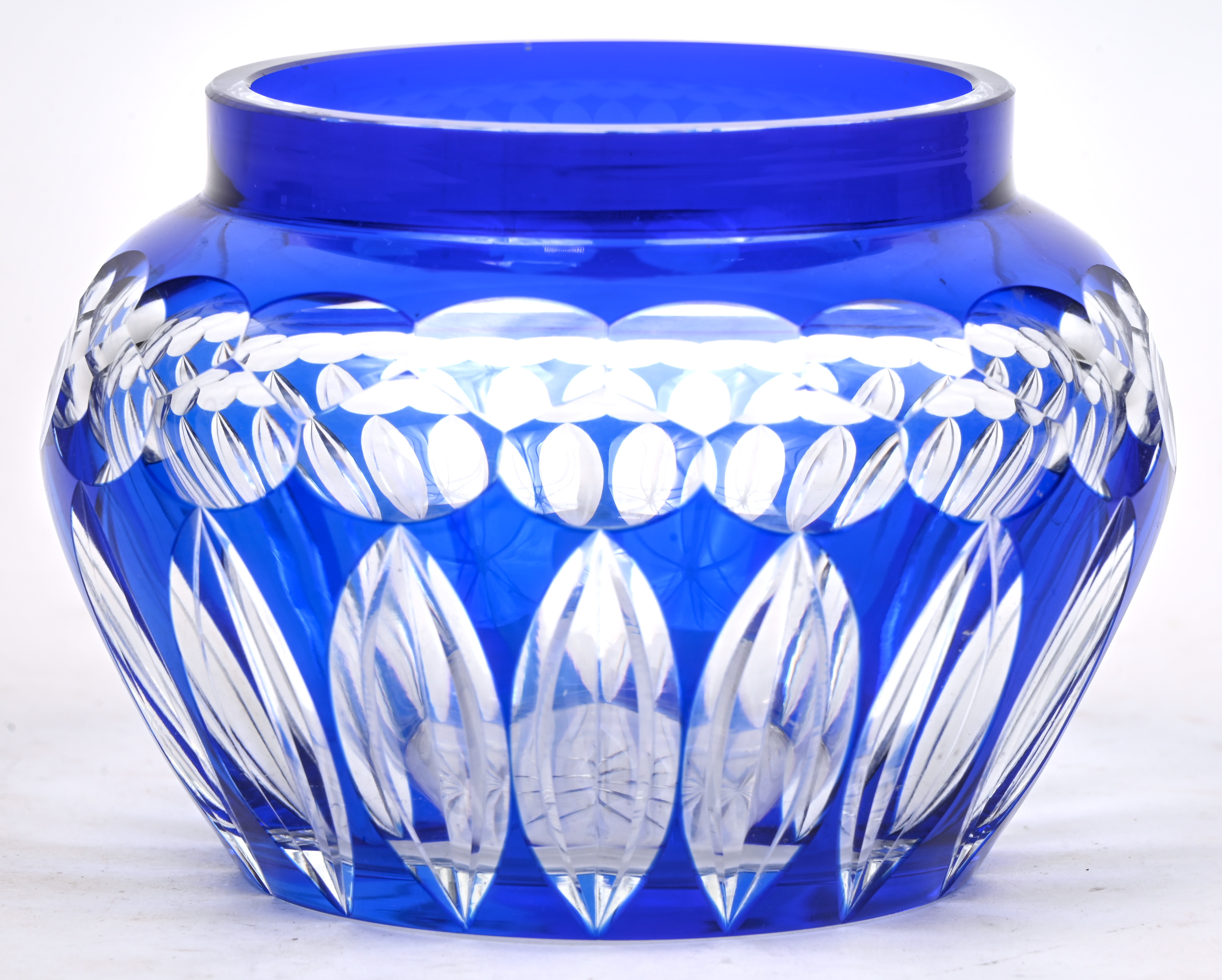 Een kristallen pique fleur, blauw in de massa gekleurd, het metalen rooster manco Een kristallen pique fleur, blauw in de massa gekleurd, het metalen rooster manco.