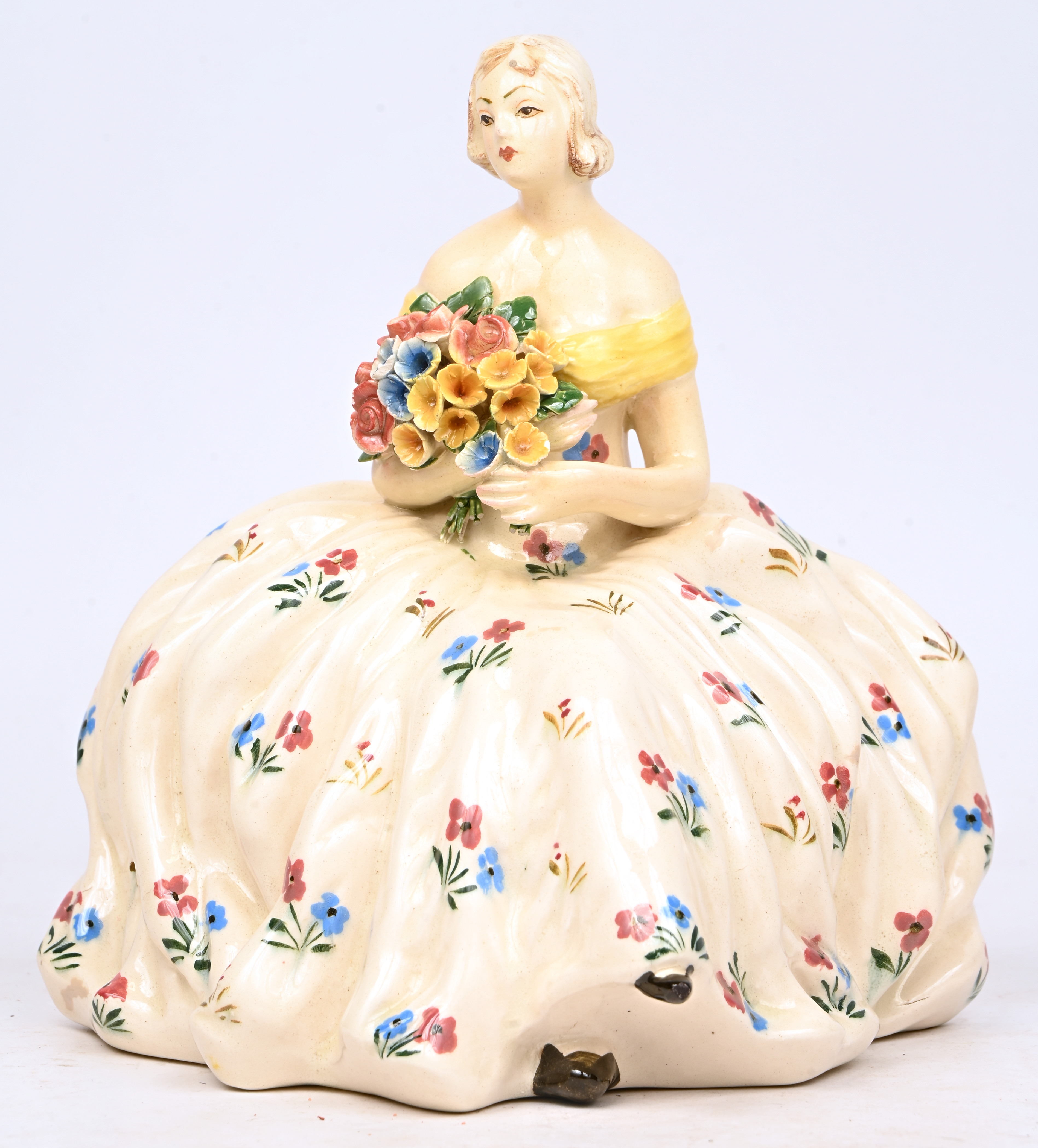 “Bloemenmeisje”, een meerkleurig keramisch beeld, gemerkt F.P. Italy “Bloemenmeisje”, een meerkleurig keramisch beeld, gemerkt F.P. Italy.