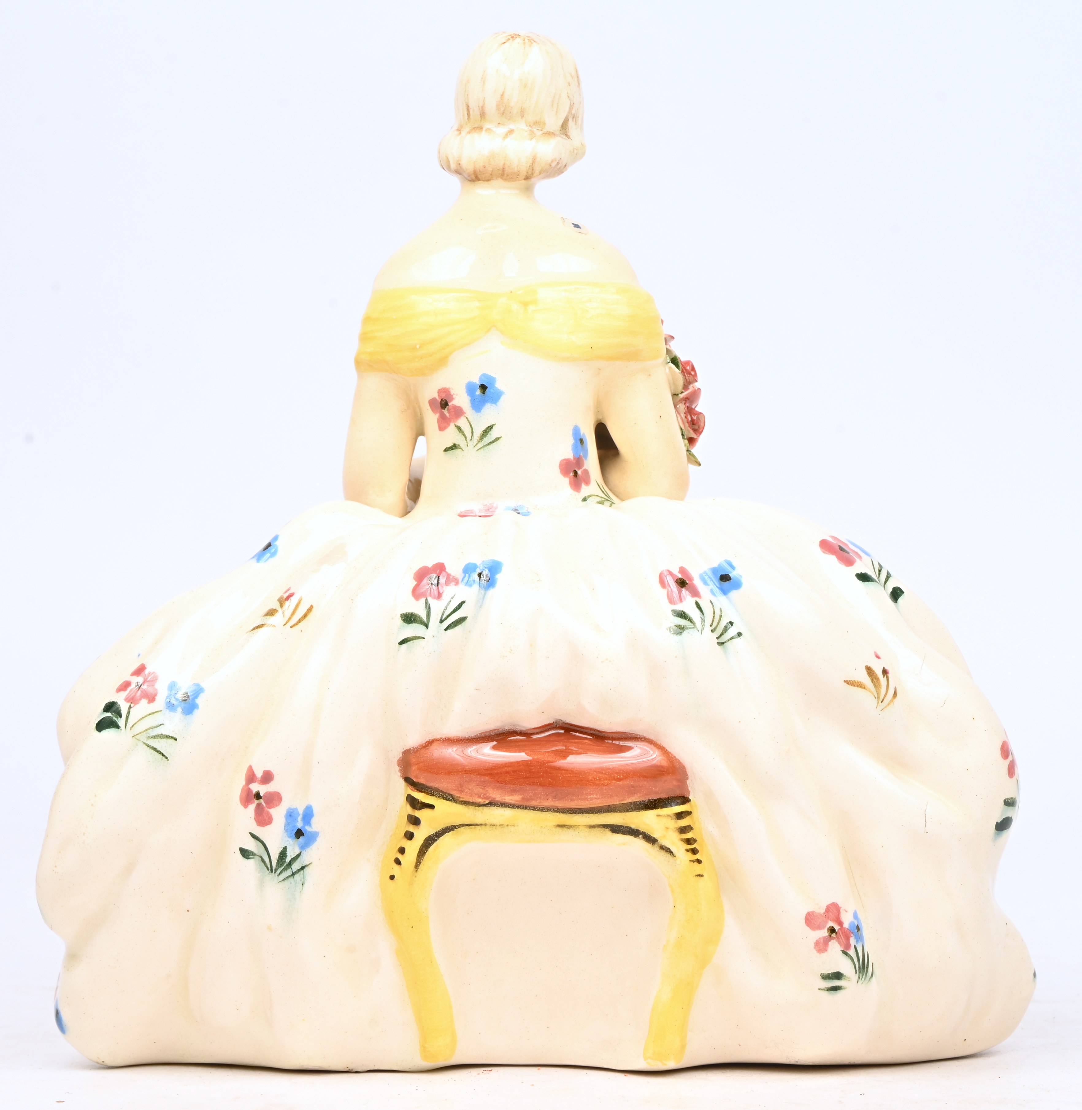 “Bloemenmeisje”, een meerkleurig keramisch beeld, gemerkt F.P. Italy “Bloemenmeisje”, een meerkleurig keramisch beeld, gemerkt F.P. Italy.