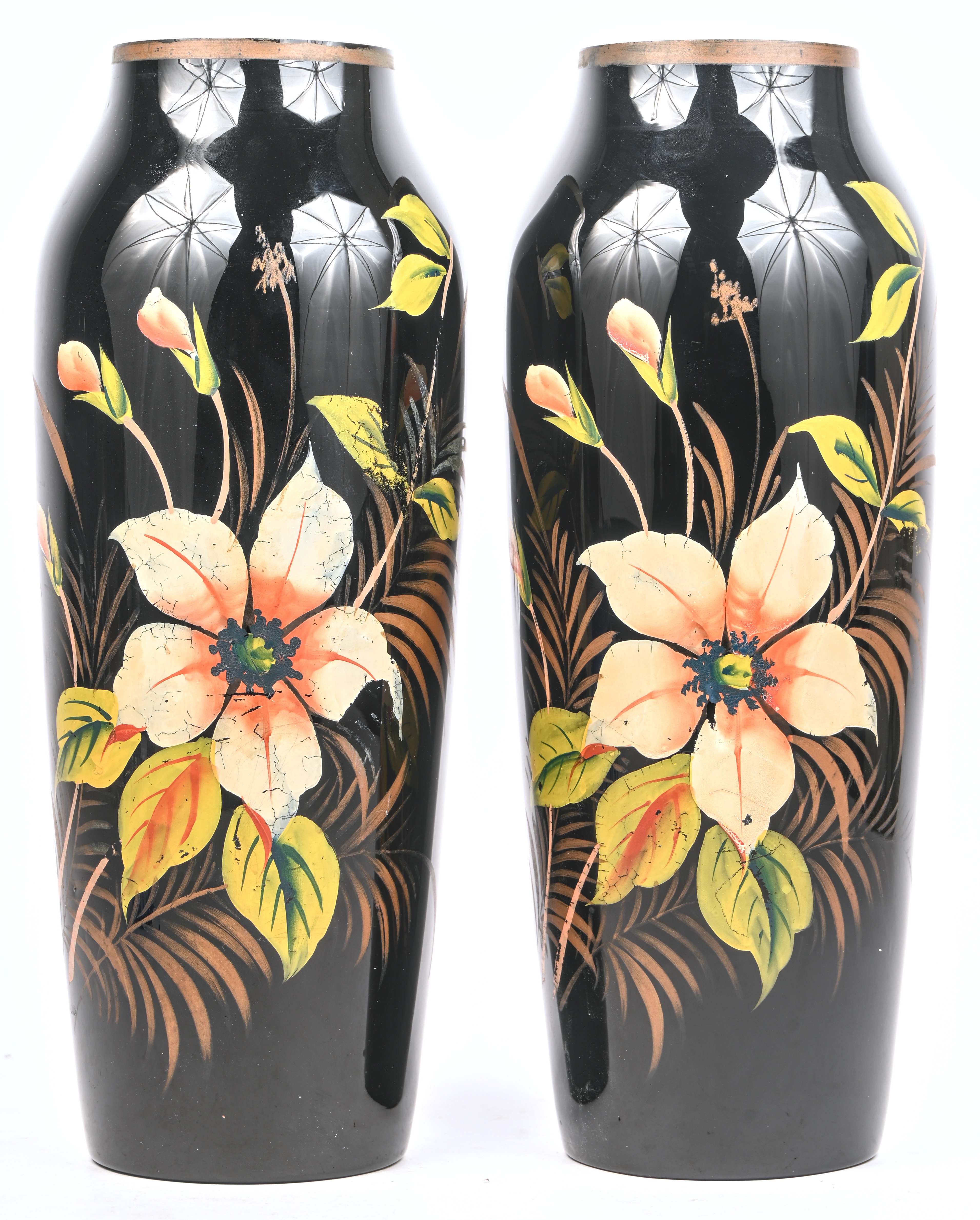 Een set beschilderde vazen uit hyalietgles, vermoedelijk Doyen, eerste helft 20ste eeuw Een set beschilderde vazen uit hyalietgles, vermoedelijk Doyen, eerste helft 20ste eeuw.