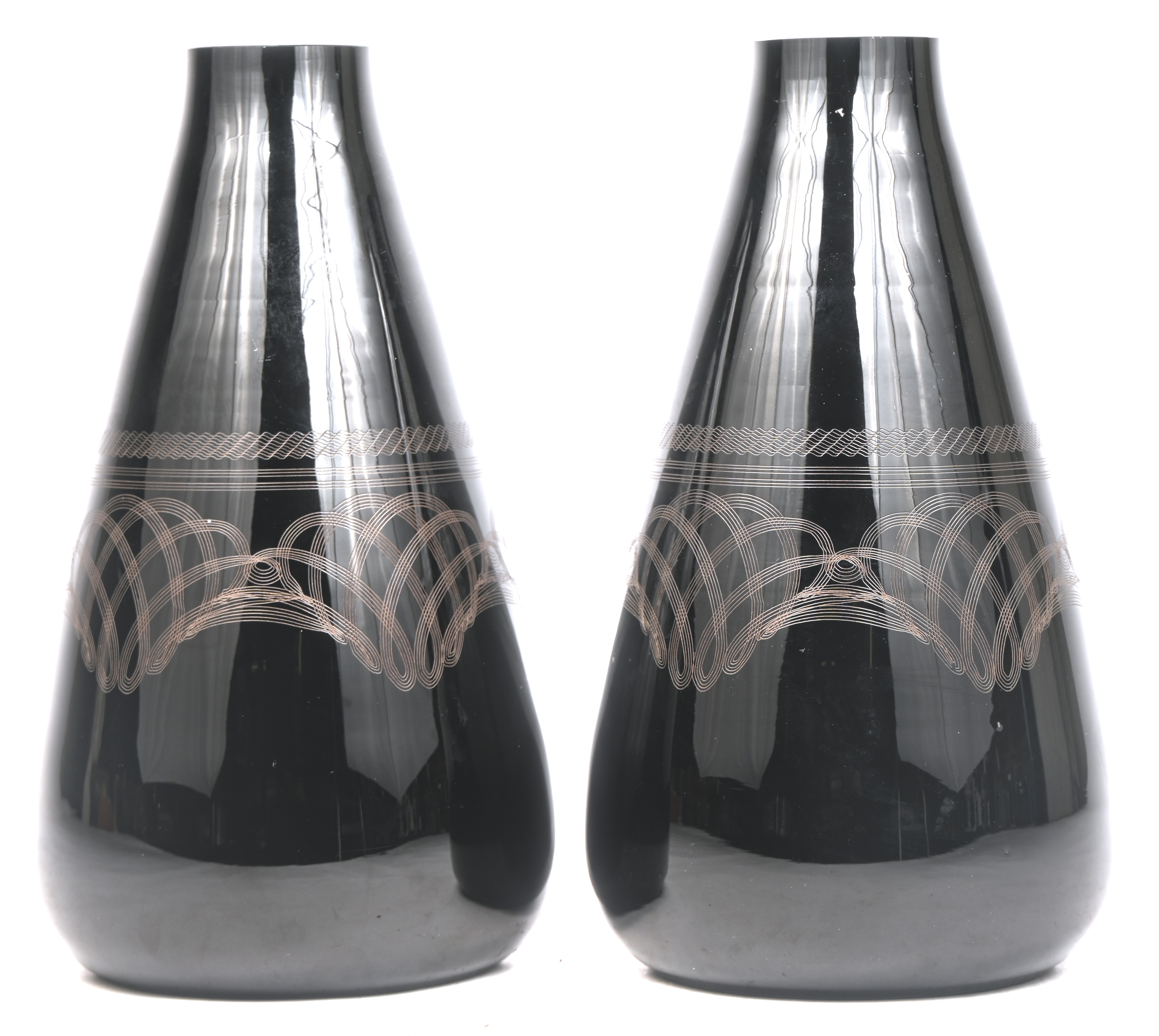 Een set laat 19e eeuwse vazen uit hyalietgles met geslepen decor Een set laat 19e eeuwse vazen uit hyalietgles met geslepen decor.