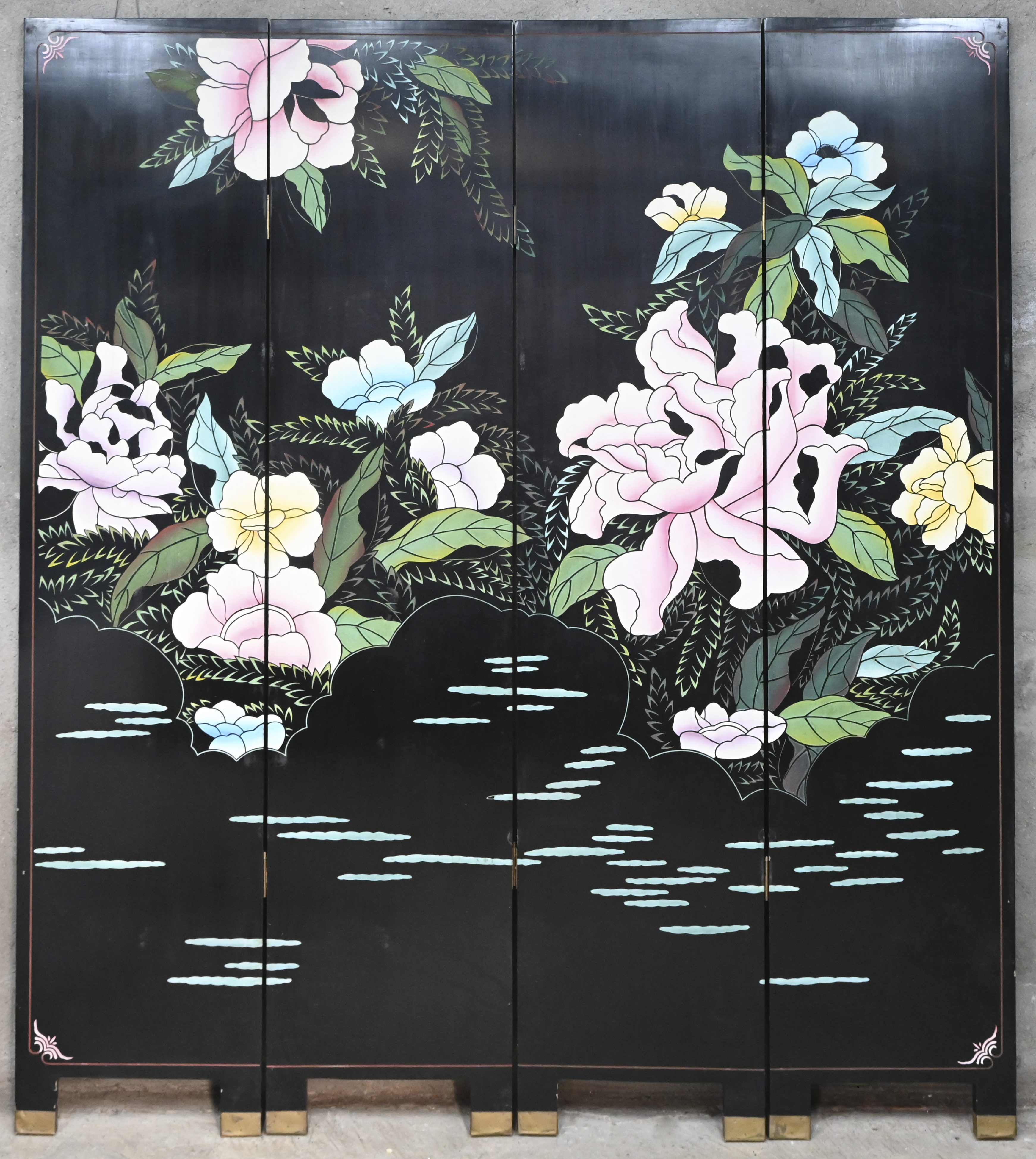 Een Chinees kamerscherm in 4 delen met floraal decor van bloemen en bamboe Een Chinees kamerscherm in 4 delen met floraal decor van bloemen en bamboe.