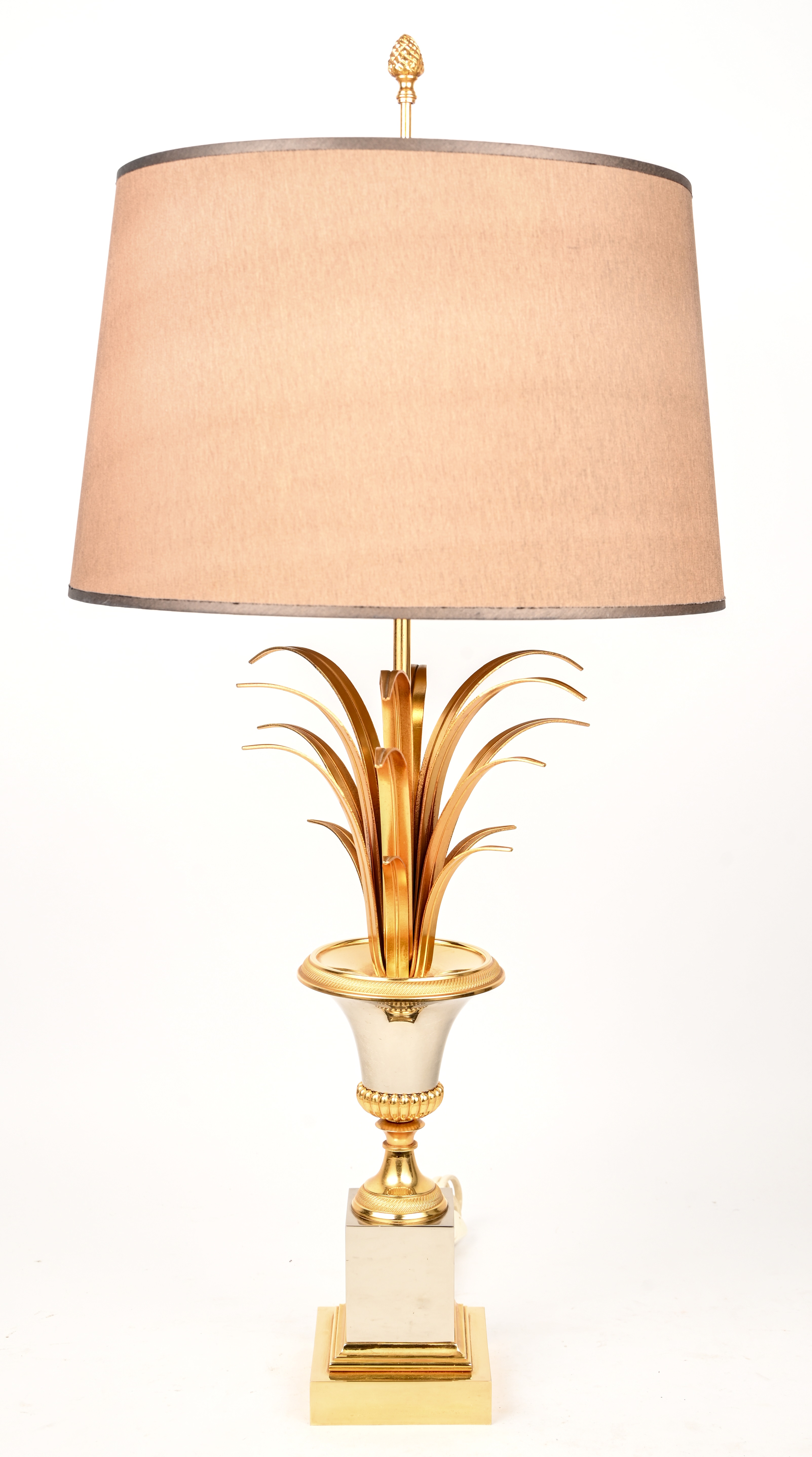 Een vintage tafellamp, Hollywood Regency, vermoedelijk Boulanger Een vintage tafellamp, Hollywood Regency, vermoedelijk Boulanger.