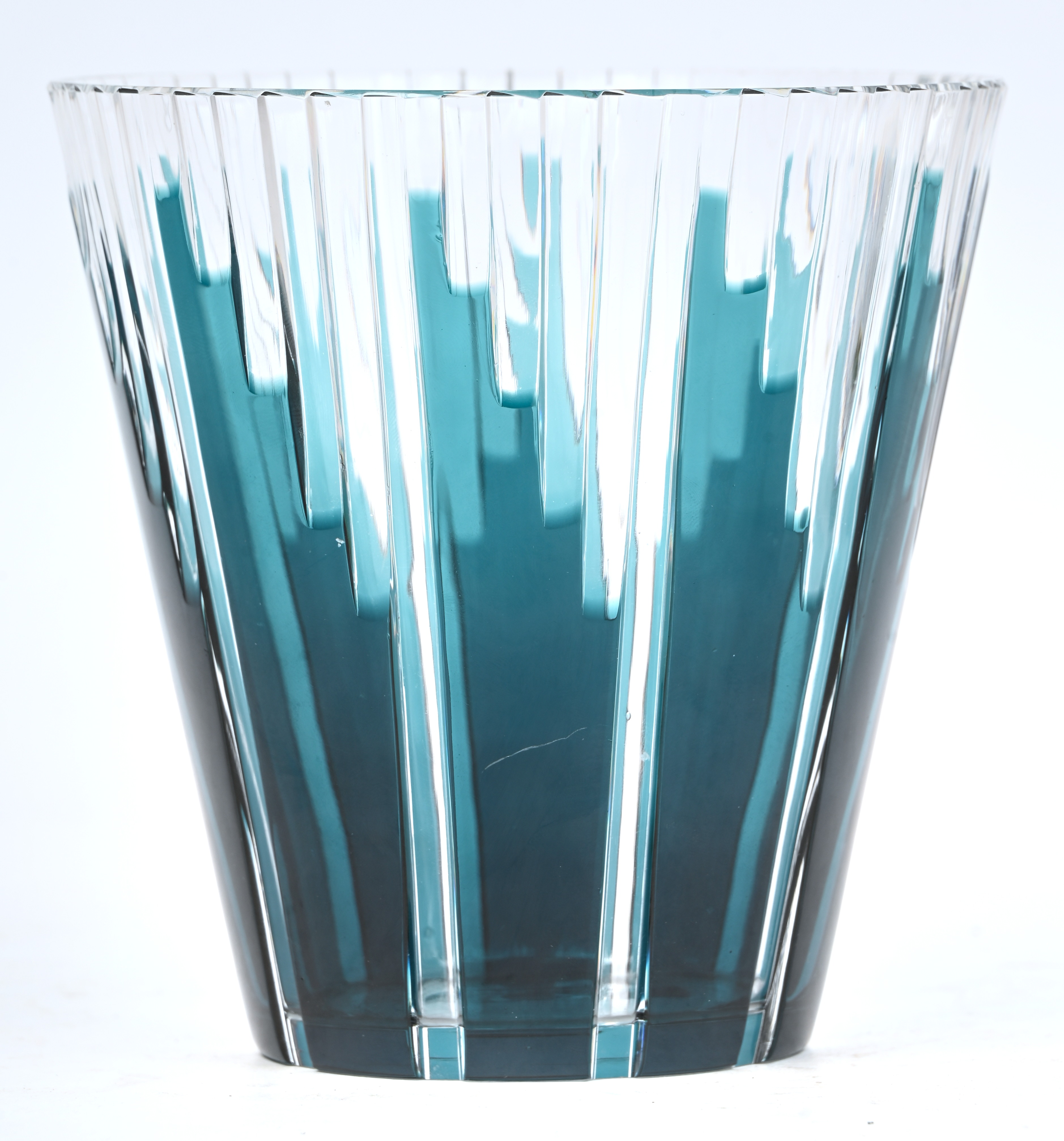 Een kristallen vaas, art-deco, blauw in de massa gekleurd, Val Saint Lambert, niet gemerkt Een kristallen vaas, art-deco, blauw in de massa gekleurd, Val Saint Lambert, niet gemerkt.