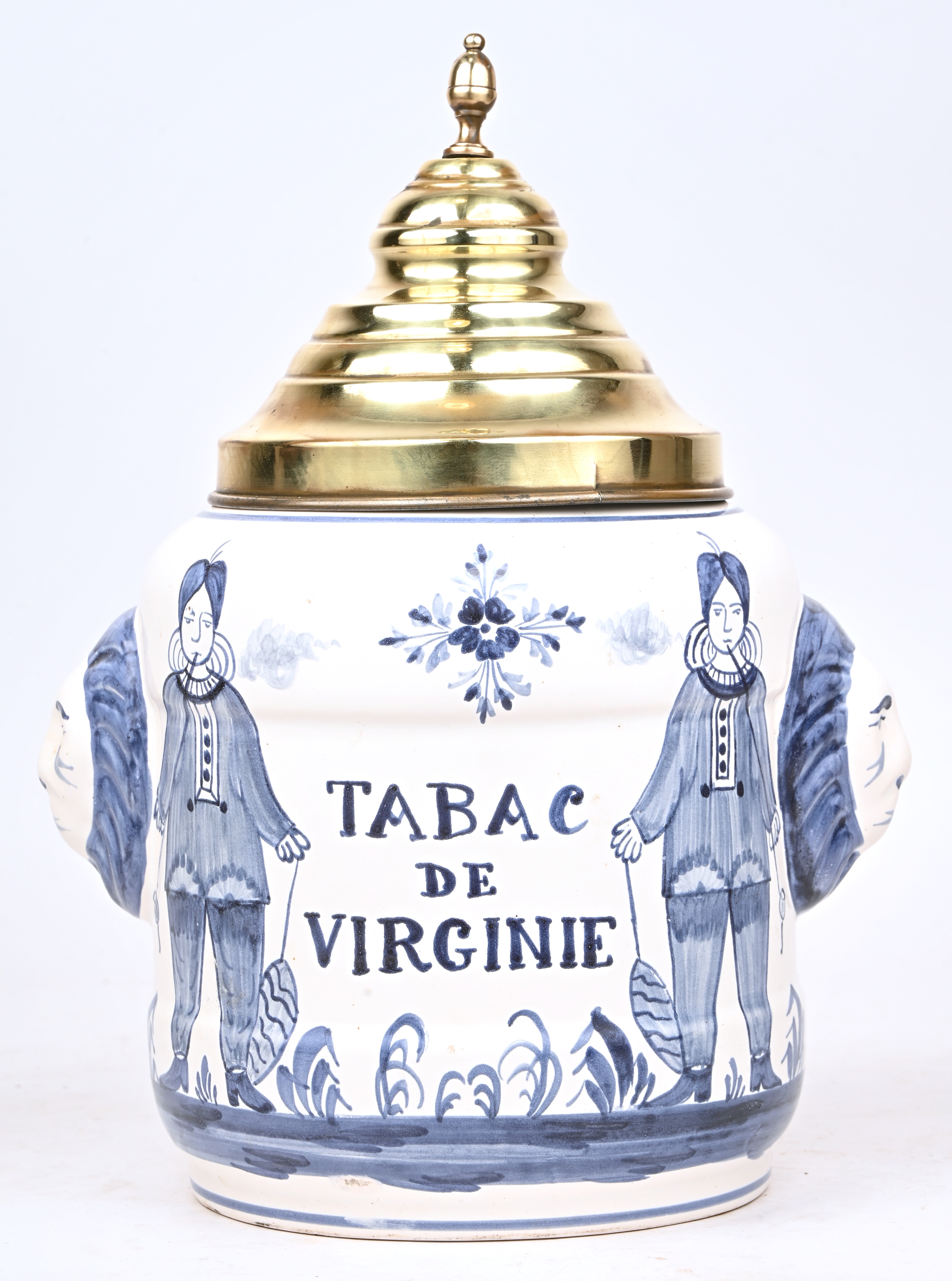 Een aardewerken tabakspot met koperen deksel. Met opschrift: Tabac de Virginie Een aardewerken tabakspot met koperen deksel. Met opschrift: Tabac de Virginie.