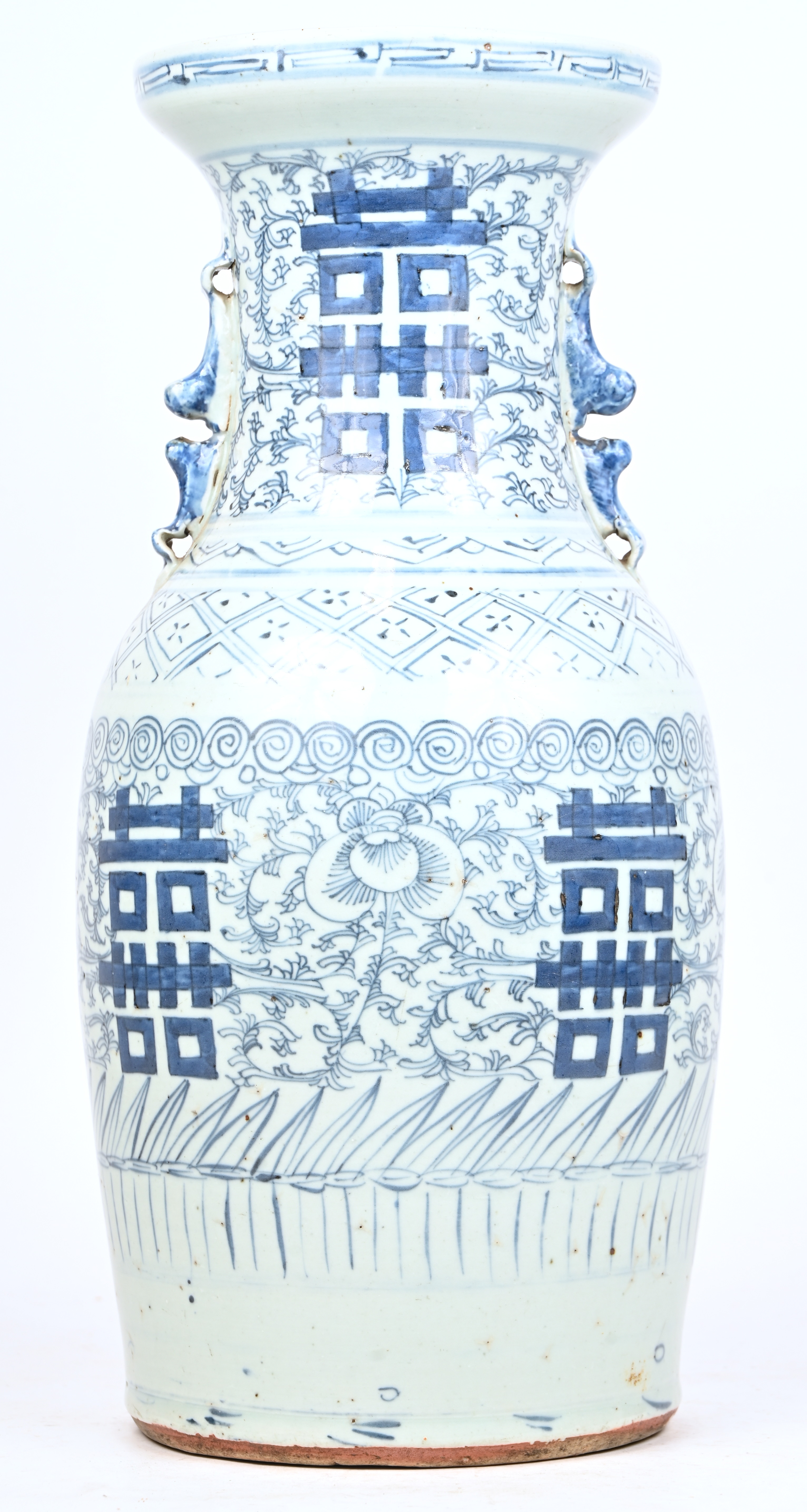 Een kraagvaas van blauw-wit geglazuurd porselein. Met een decor van bloesems en de symbolen voor een lang leven. Niet gemerkt, met haarlijnen in de basis Een kraagvaas van blauw-wit geglazuurd porselein. Met een decor van bloesems en de symbolen voor een lang leven. Niet gemerkt, met haarlijnen in de basis.