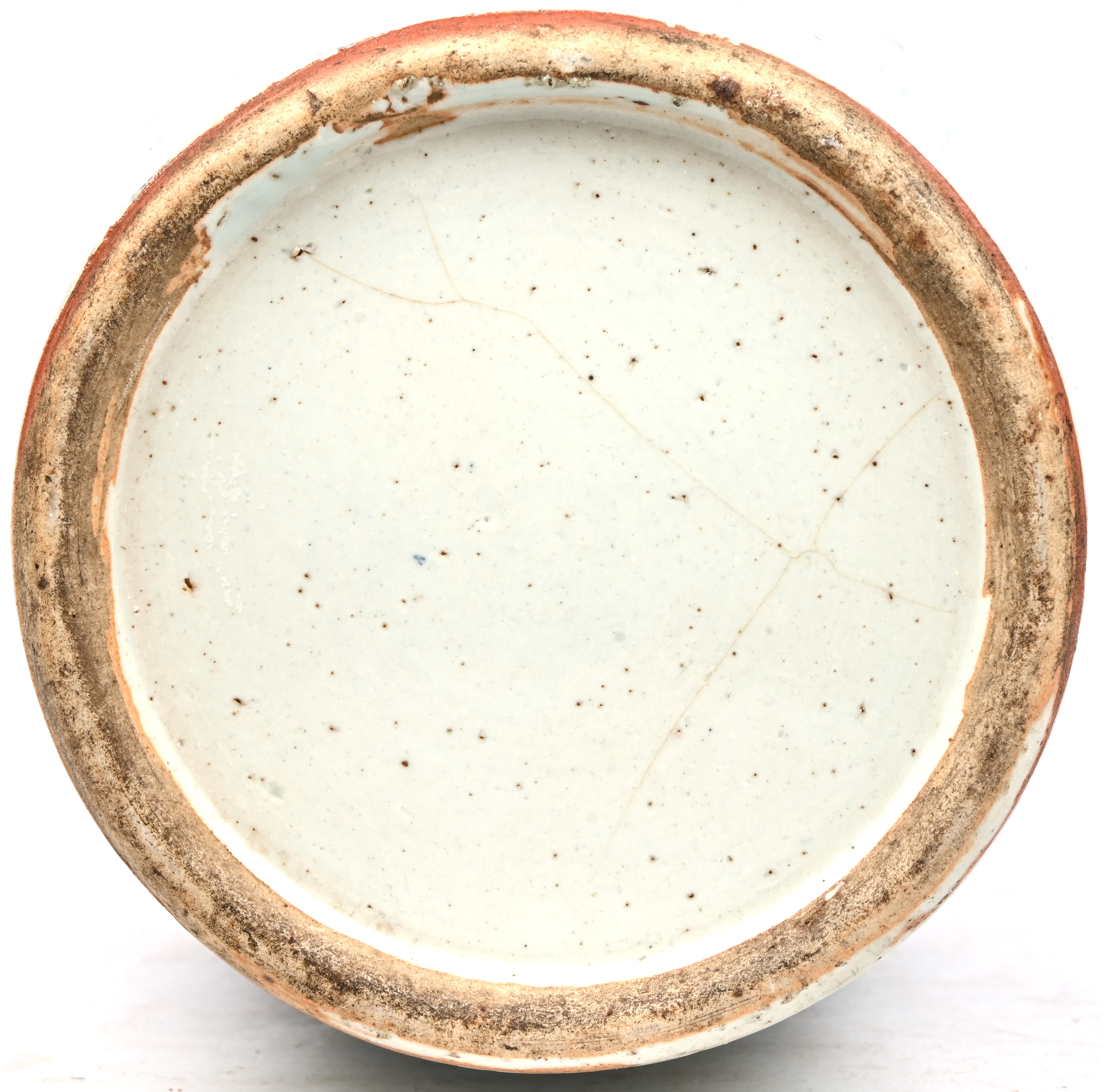 Een kraagvaas van blauw-wit geglazuurd porselein. Met een decor van bloesems en de symbolen voor een lang leven. Niet gemerkt, met haarlijnen in de basis Een kraagvaas van blauw-wit geglazuurd porselein. Met een decor van bloesems en de symbolen voor een lang leven. Niet gemerkt, met haarlijnen in de basis.