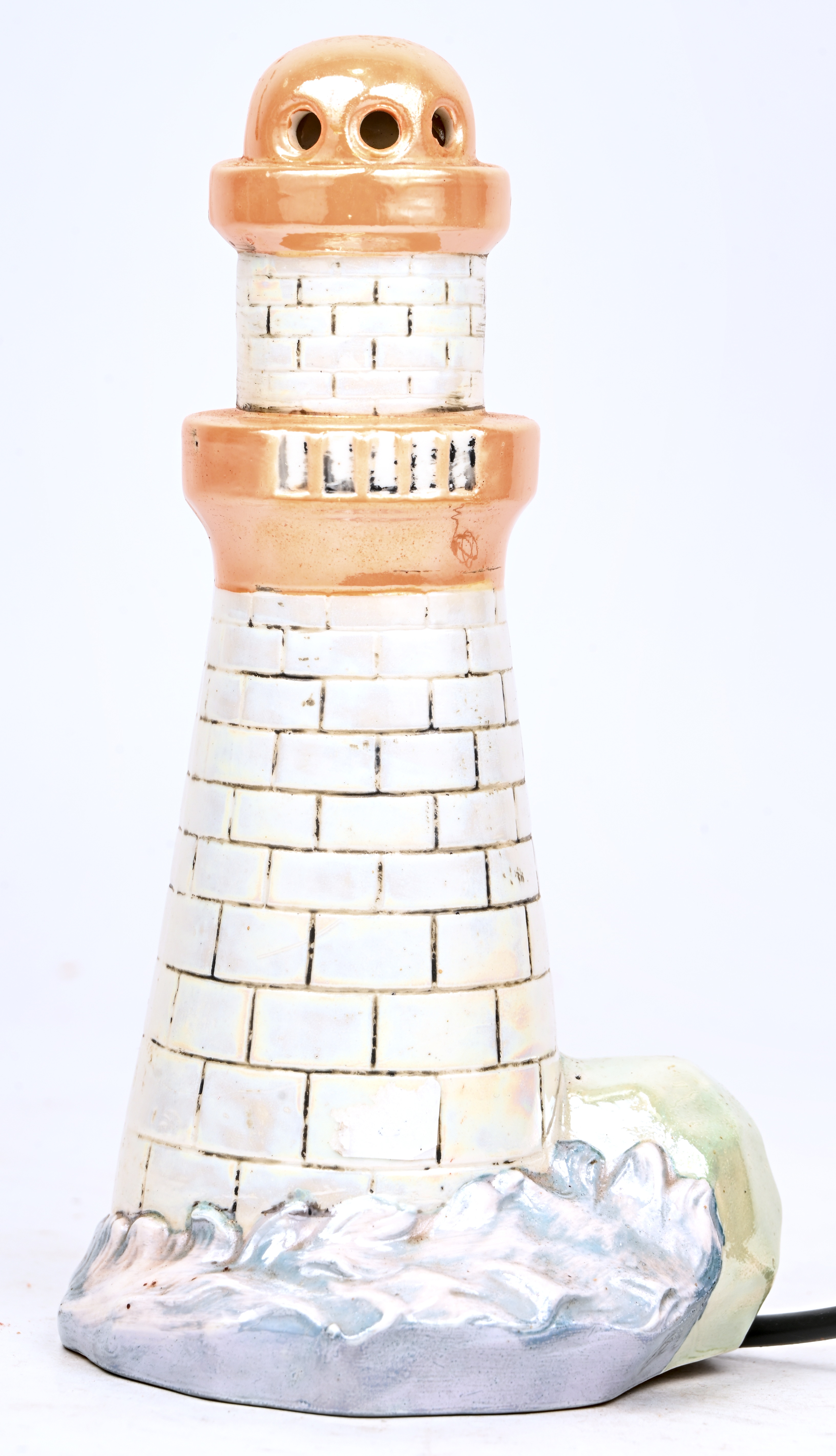 Een tafellampje van geglazuurd aardewerk in de vorm van een vuurtoren, gemerkt Schierholz & Sohn Een tafellampje van geglazuurd aardewerk in de vorm van een vuurtoren, gemerkt Schierholz & Sohn.