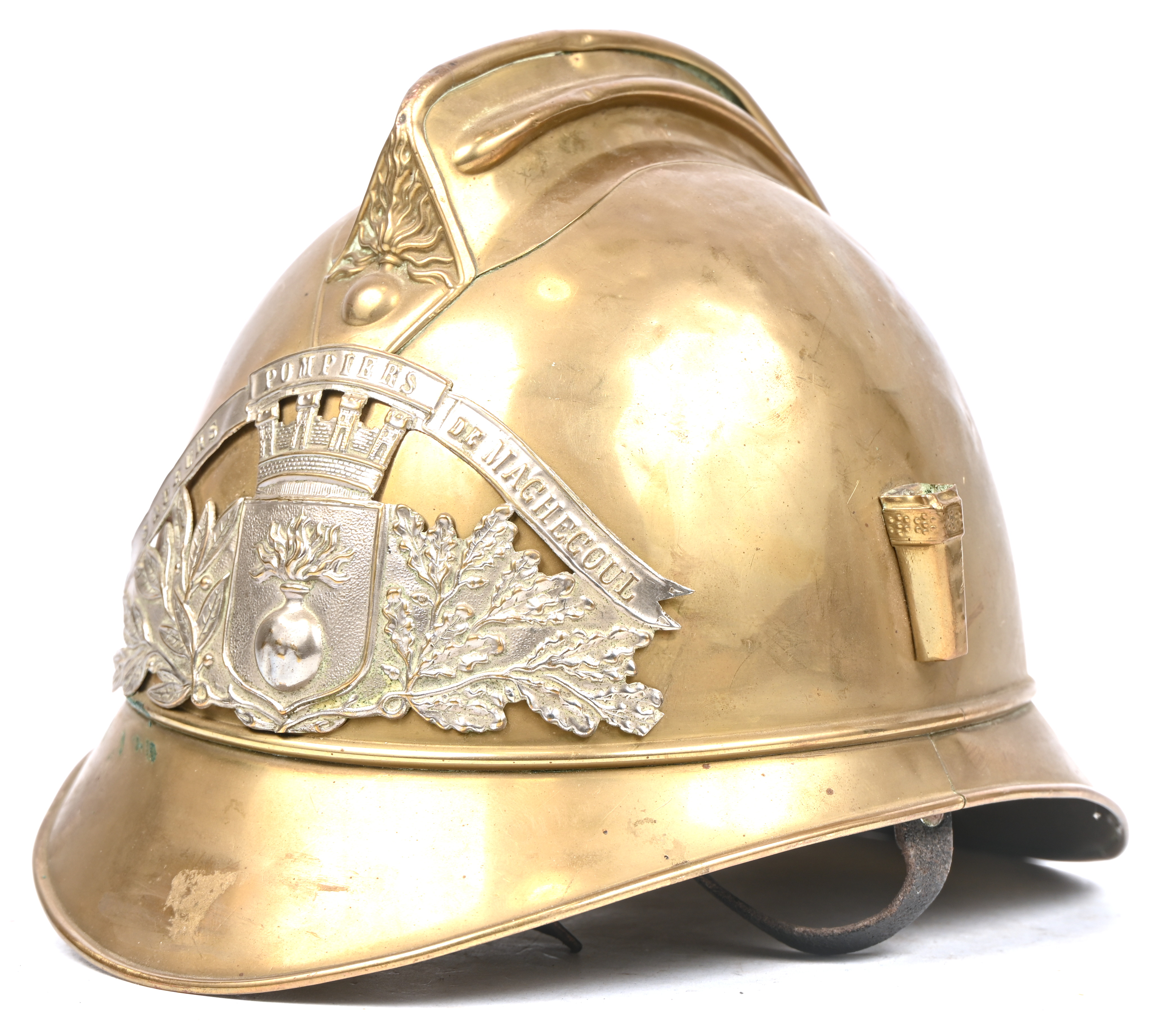 Een oude koperen brandweerhelm, zonder binnenwerk. ‘Sapeurs pompiers de Machegoul’ Een oude koperen brandweerhelm, zonder binnenwerk. ‘Sapeurs pompiers de Machegoul’.