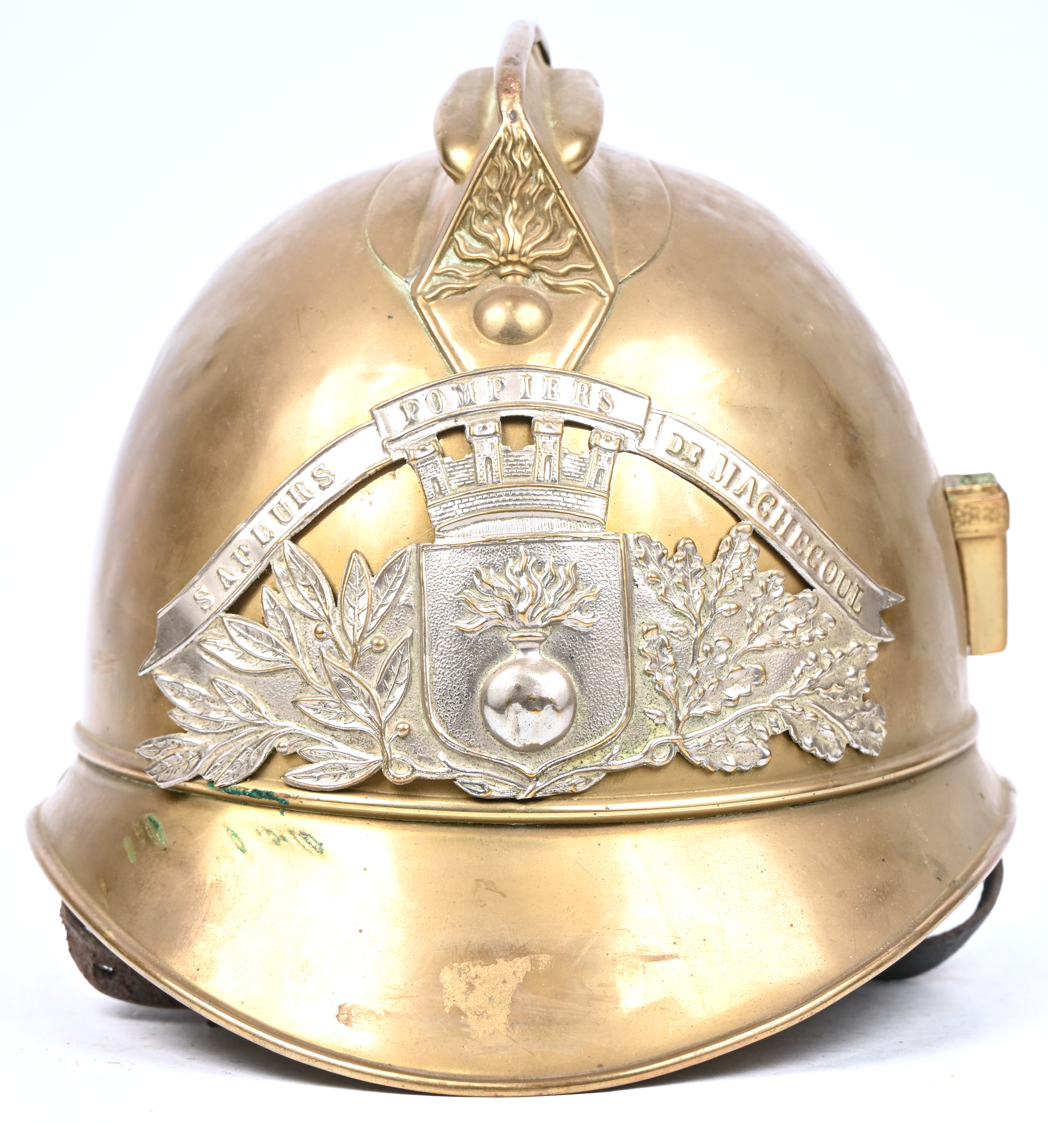 Een oude koperen brandweerhelm, zonder binnenwerk. ‘Sapeurs pompiers de Machegoul’ Een oude koperen brandweerhelm, zonder binnenwerk. ‘Sapeurs pompiers de Machegoul’.