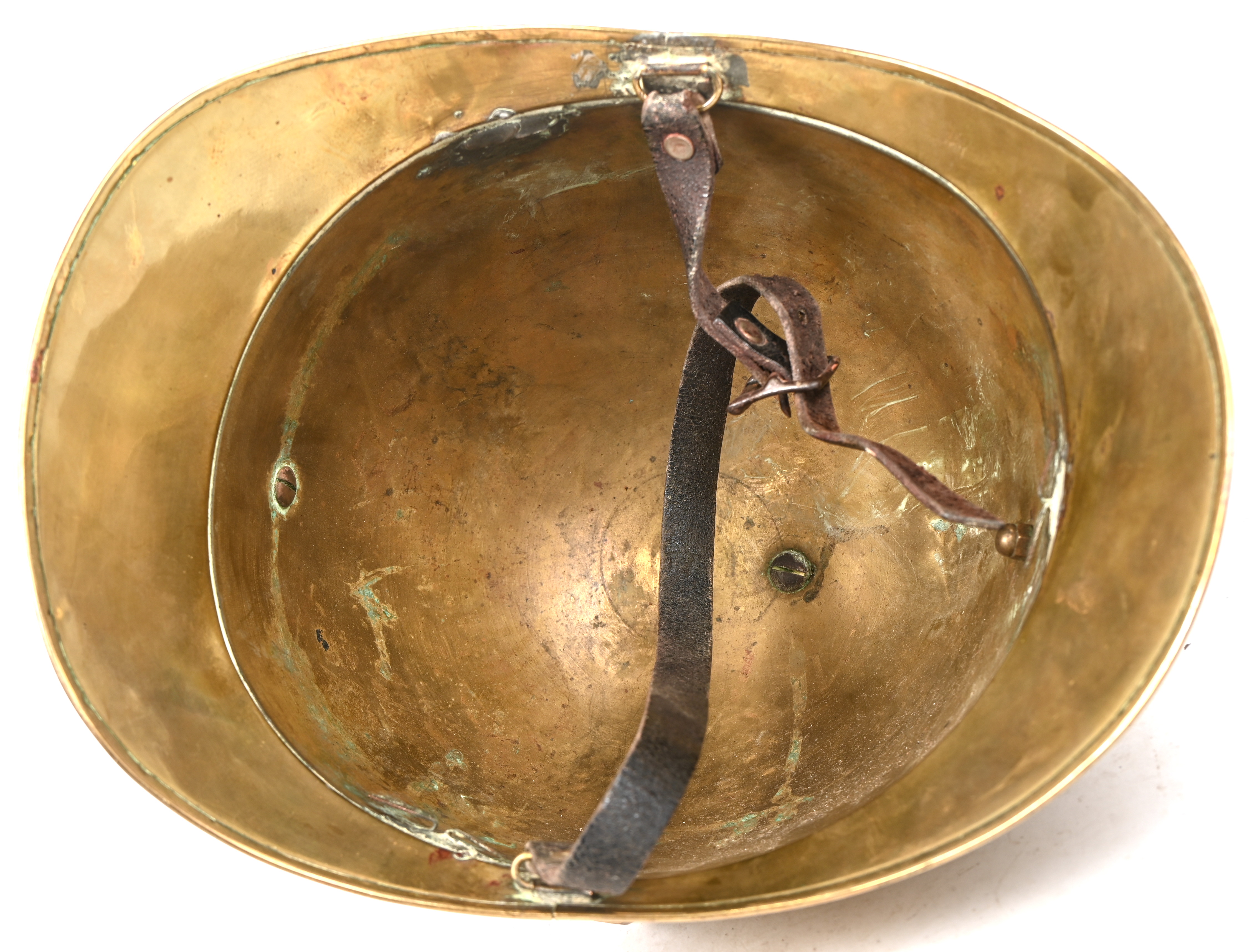 Een oude koperen brandweerhelm, zonder binnenwerk. ‘Sapeurs pompiers de Machegoul’ Een oude koperen brandweerhelm, zonder binnenwerk. ‘Sapeurs pompiers de Machegoul’.