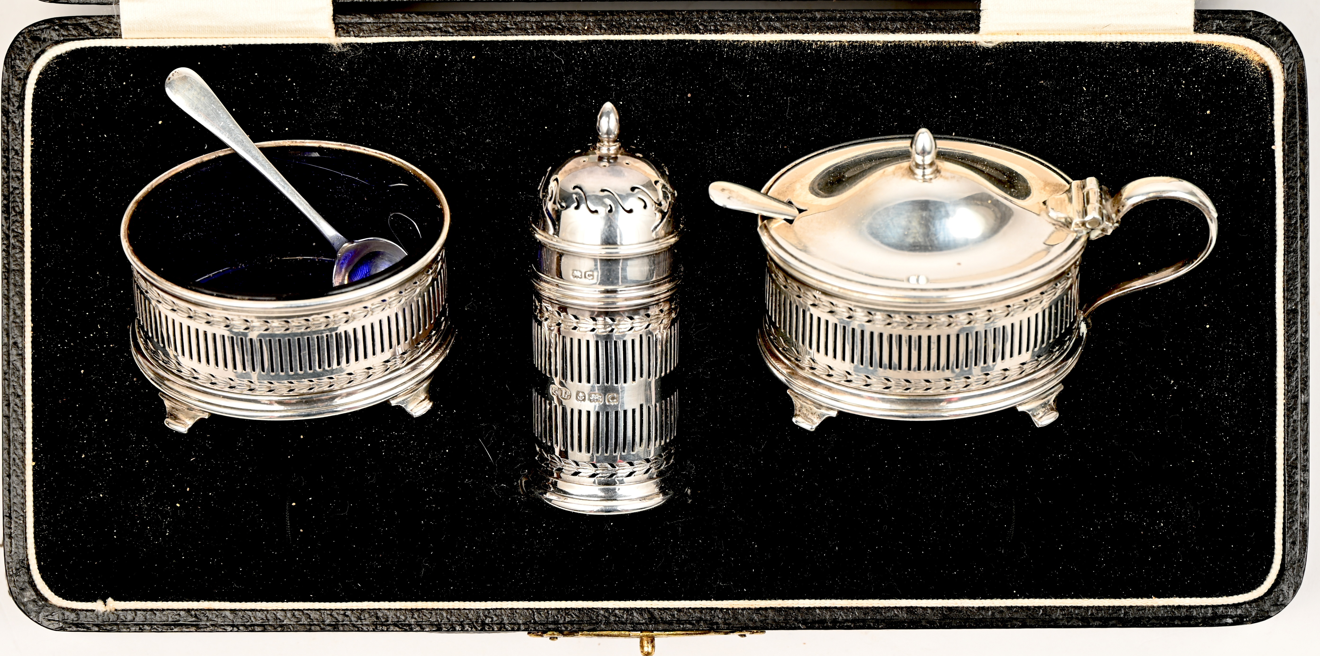 Een zilveren specerijenstel, William Suckling Ltd, Birmingham, England, 1929 (jaarletter E). 90 gram Een zilveren specerijenstel, William Suckling Ltd, Birmingham, England, 1929 (jaarletter E). 90 gram.