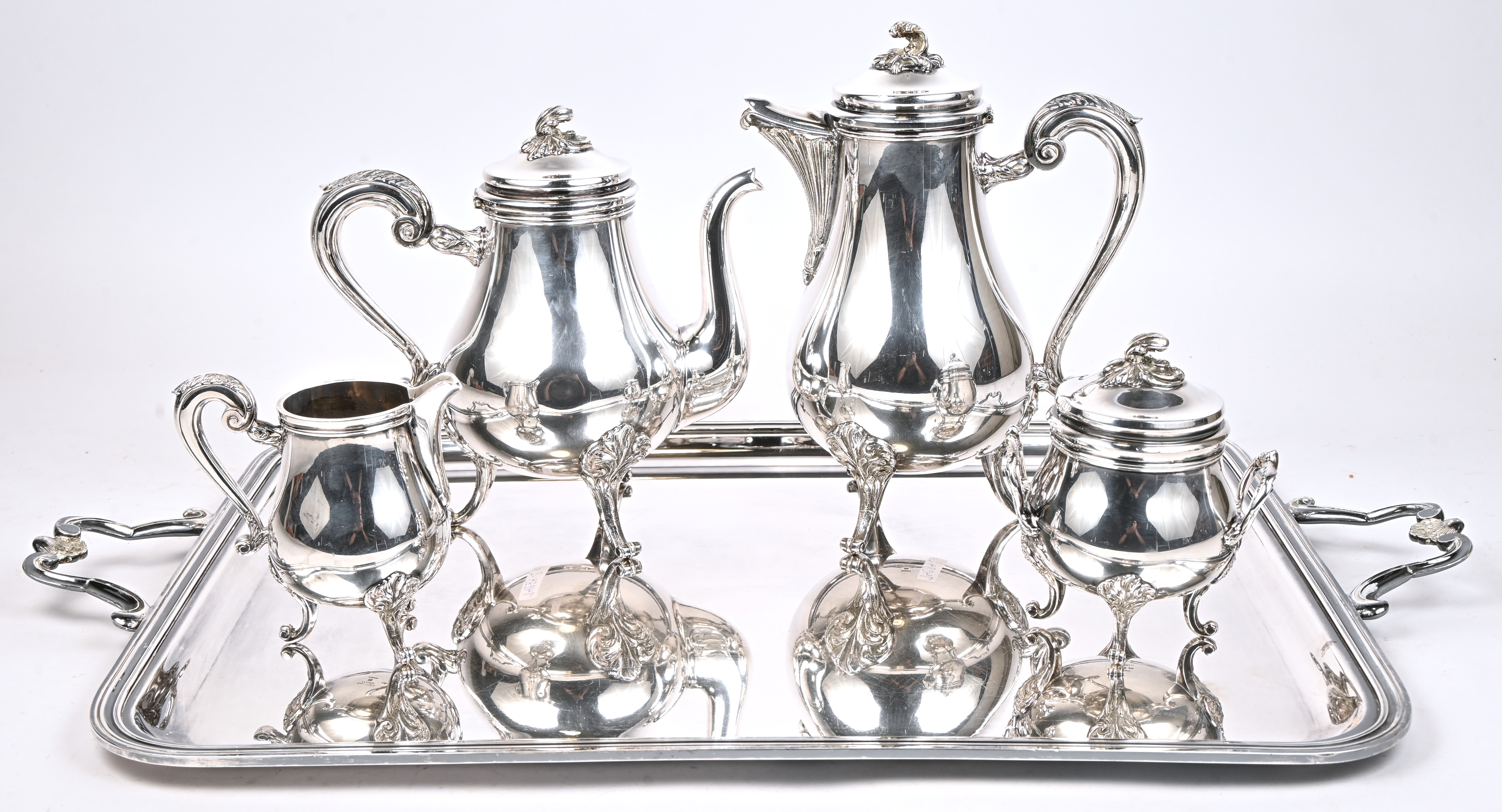 Een verzilverd metalen koffie- en theestel op dienblad, gemerkt Christofle, coll. Gallia. Pin van een scharnier manco Een verzilverd metalen koffie- en theestel op dienblad, gemerkt Christofle, coll. Gallia. Pin van een scharnier manco.