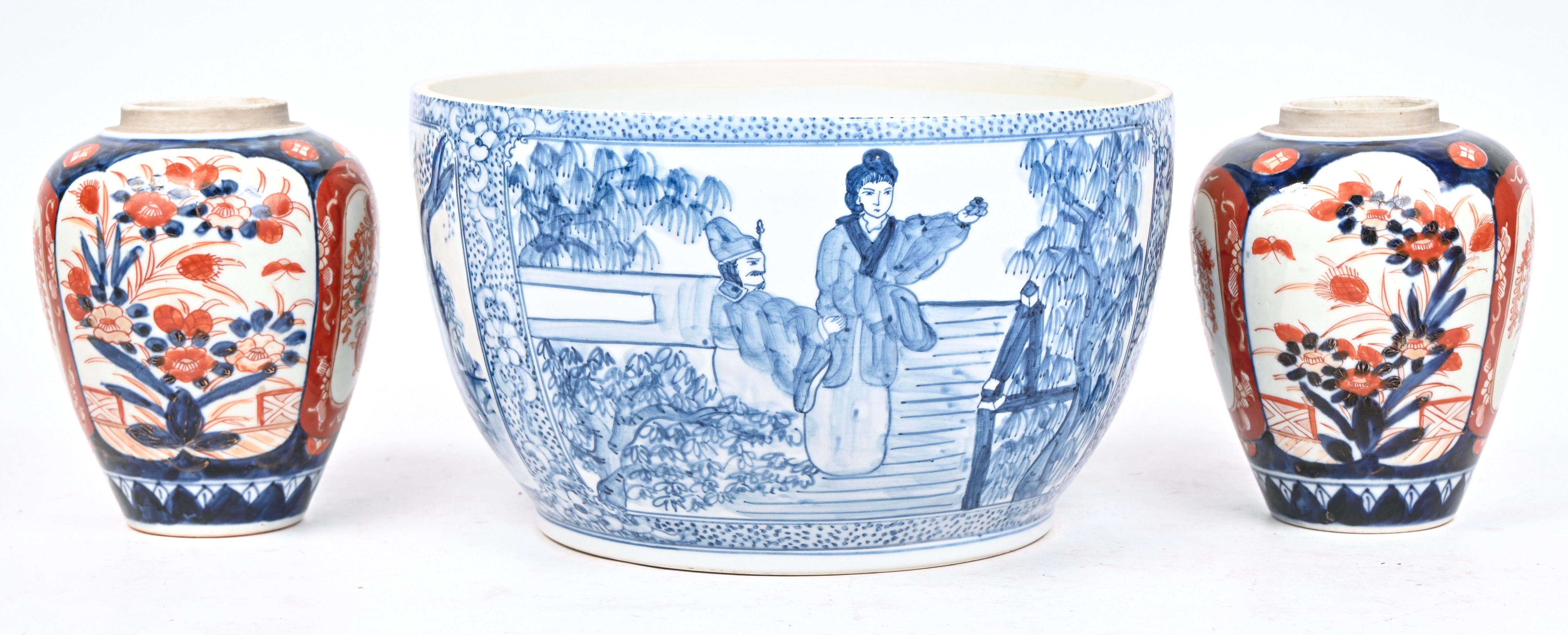 Een lot Chinees en Japans porselein bestaande uit een grote kom en twee Imari vaasjes Een lot Chinees en Japans porselein bestaande uit een grote kom en twee Imari vaasjes.