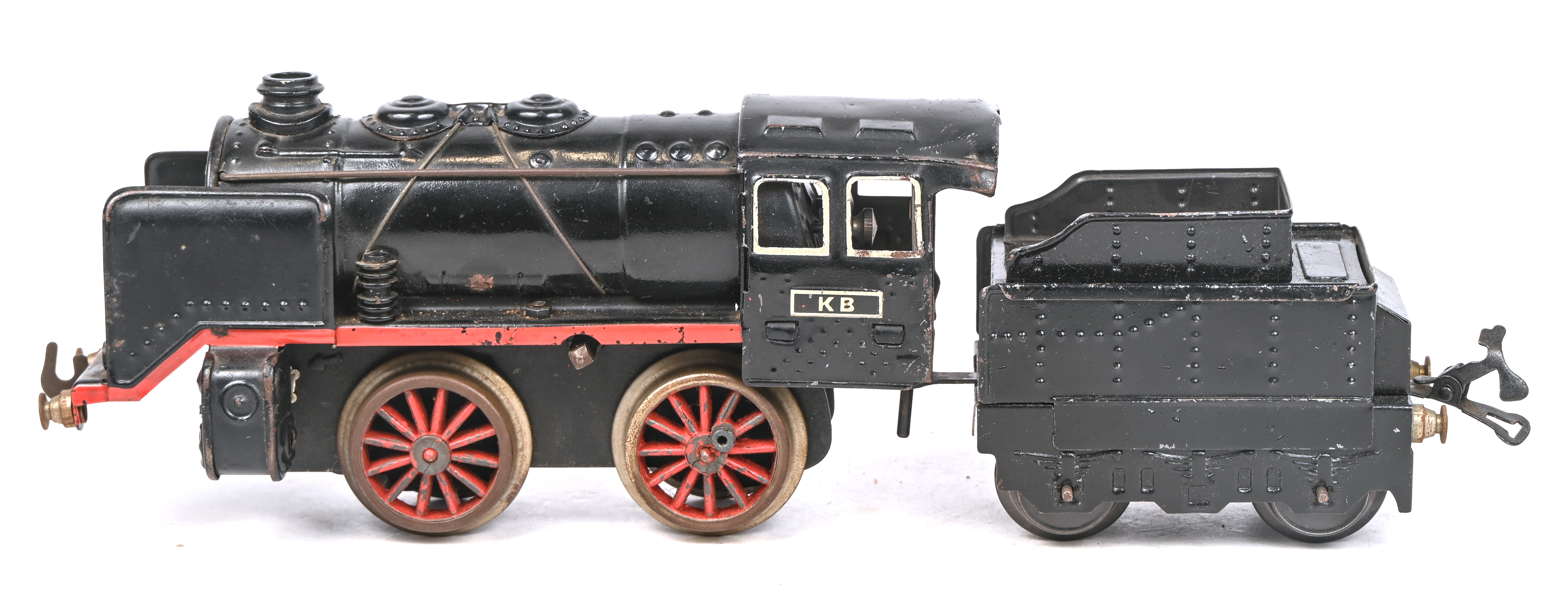 Een vintage elektrische blikken locomotief + tender, opschrift KB. Spoor O Een vintage elektrische blikken locomotief + tender, opschrift KB. Spoor O.