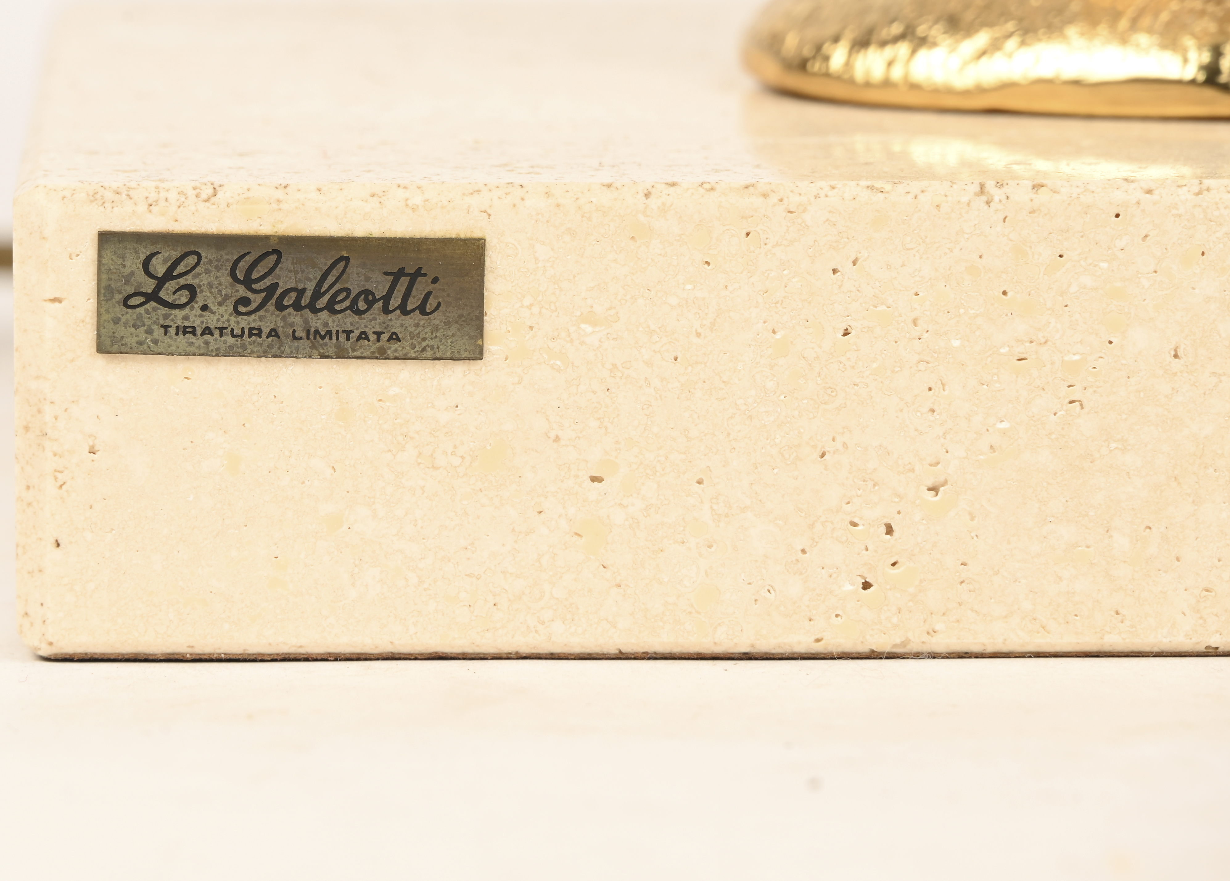 Een vergulde designlamp met paradijsvogel. Gemerkt L. Galeotti, tiratura limitata Een vergulde designlamp met paradijsvogel. Gemerkt L. Galeotti, tiratura limitata.