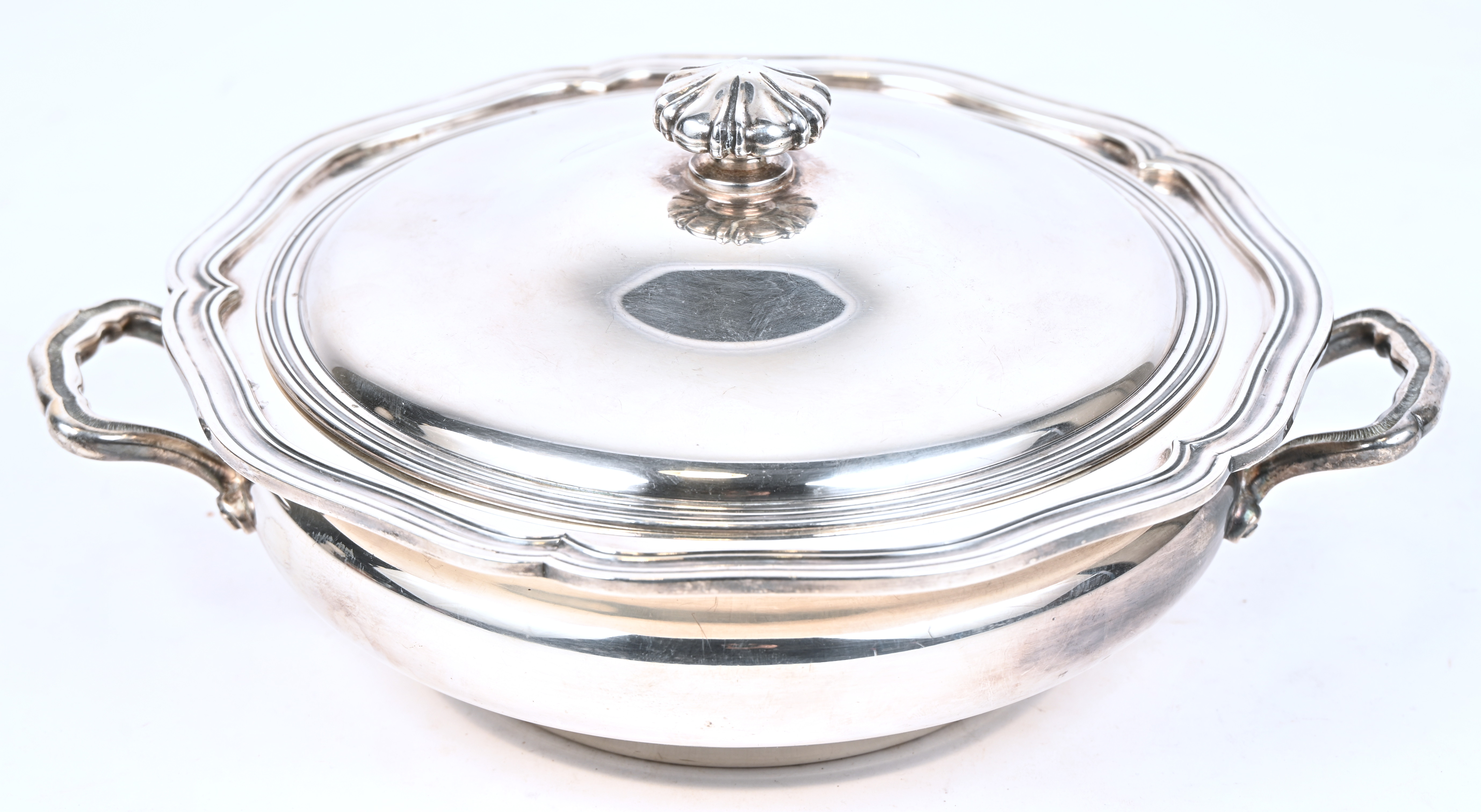 Een zilveren terrine, tweede gehalte, kom gemerkt A835, AC, 980 gram. Deksel niet gemerkt, 420 gram Een zilveren terrine, tweede gehalte, kom gemerkt A835, AC, 980 gram. Deksel niet gemerkt, 420 gram.