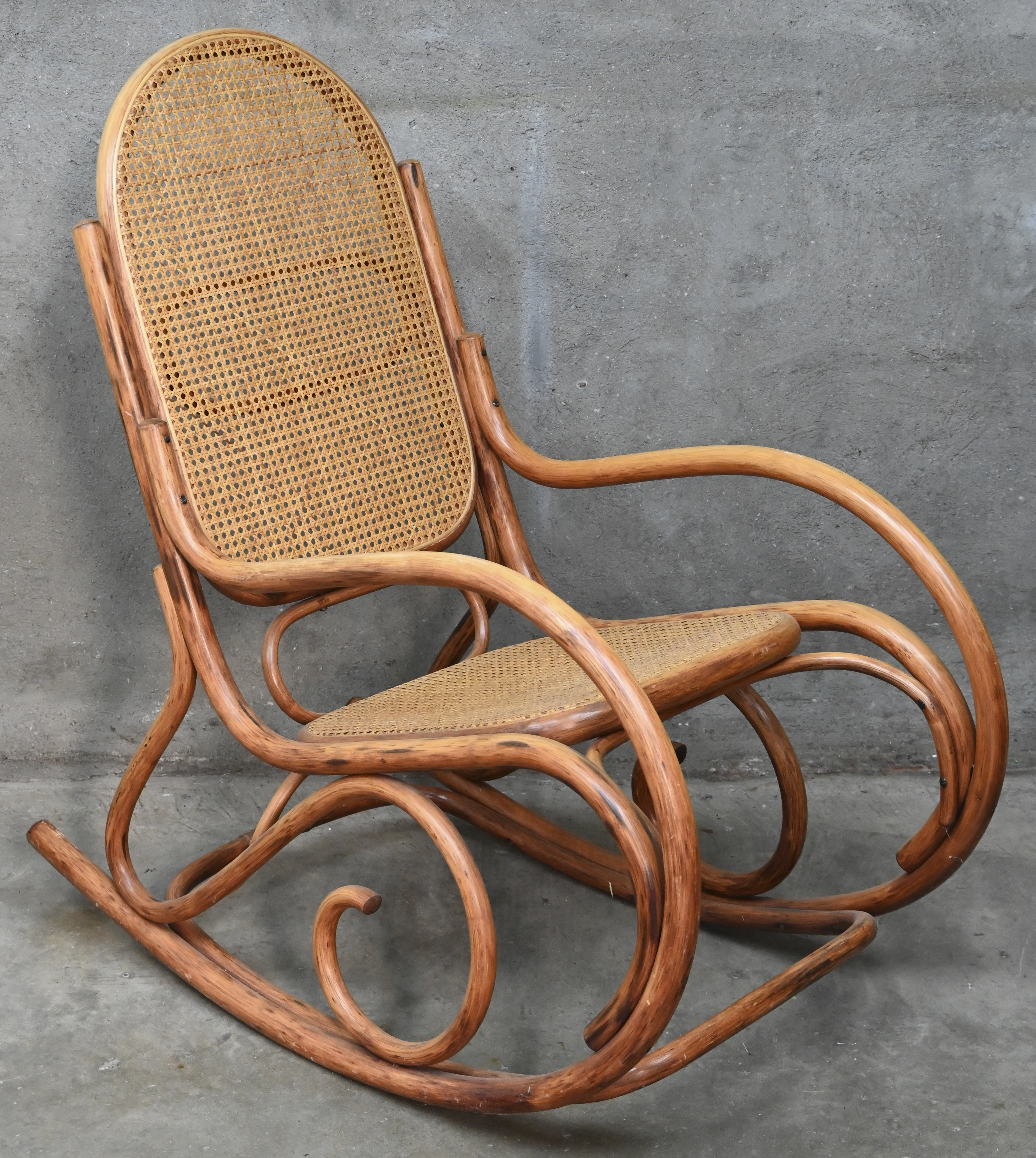 Een bentwood schommelstoel in de stijl van Thonet. Niet gemerkt Een bentwood schommelstoel in de stijl van Thonet. Niet gemerkt.