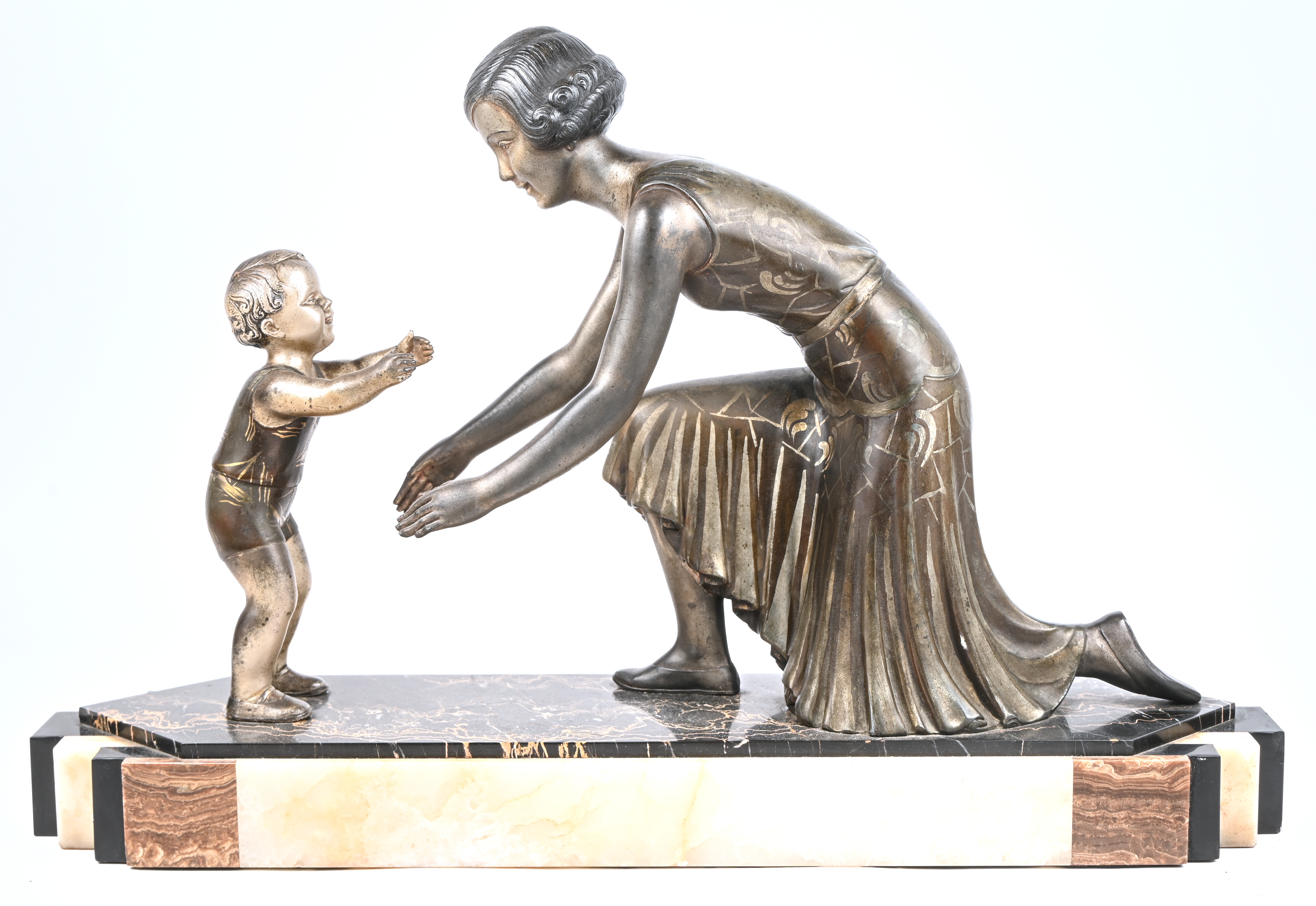 ‘Moeder met kind’, een art deco beeld van gepatinneerd zamac op een meerkleurige marmeren voet. Getekend L. Gibert ‘Moeder met kind’, een art deco beeld van gepatinneerd zamac op een meerkleurige marmeren voet. Getekend L. Gibert.