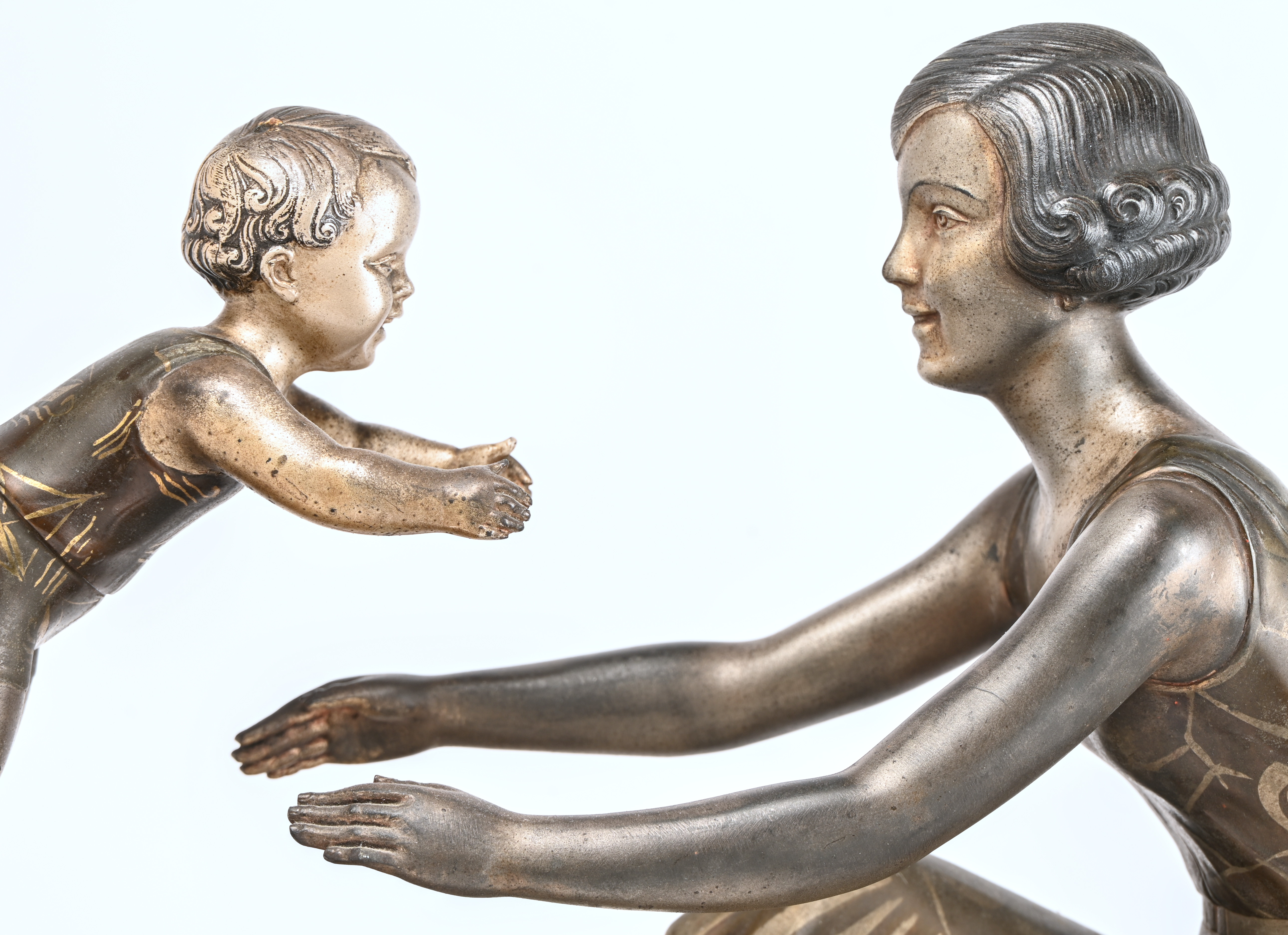 ‘Moeder met kind’, een art deco beeld van gepatinneerd zamac op een meerkleurige marmeren voet. Getekend L. Gibert ‘Moeder met kind’, een art deco beeld van gepatinneerd zamac op een meerkleurige marmeren voet. Getekend L. Gibert.