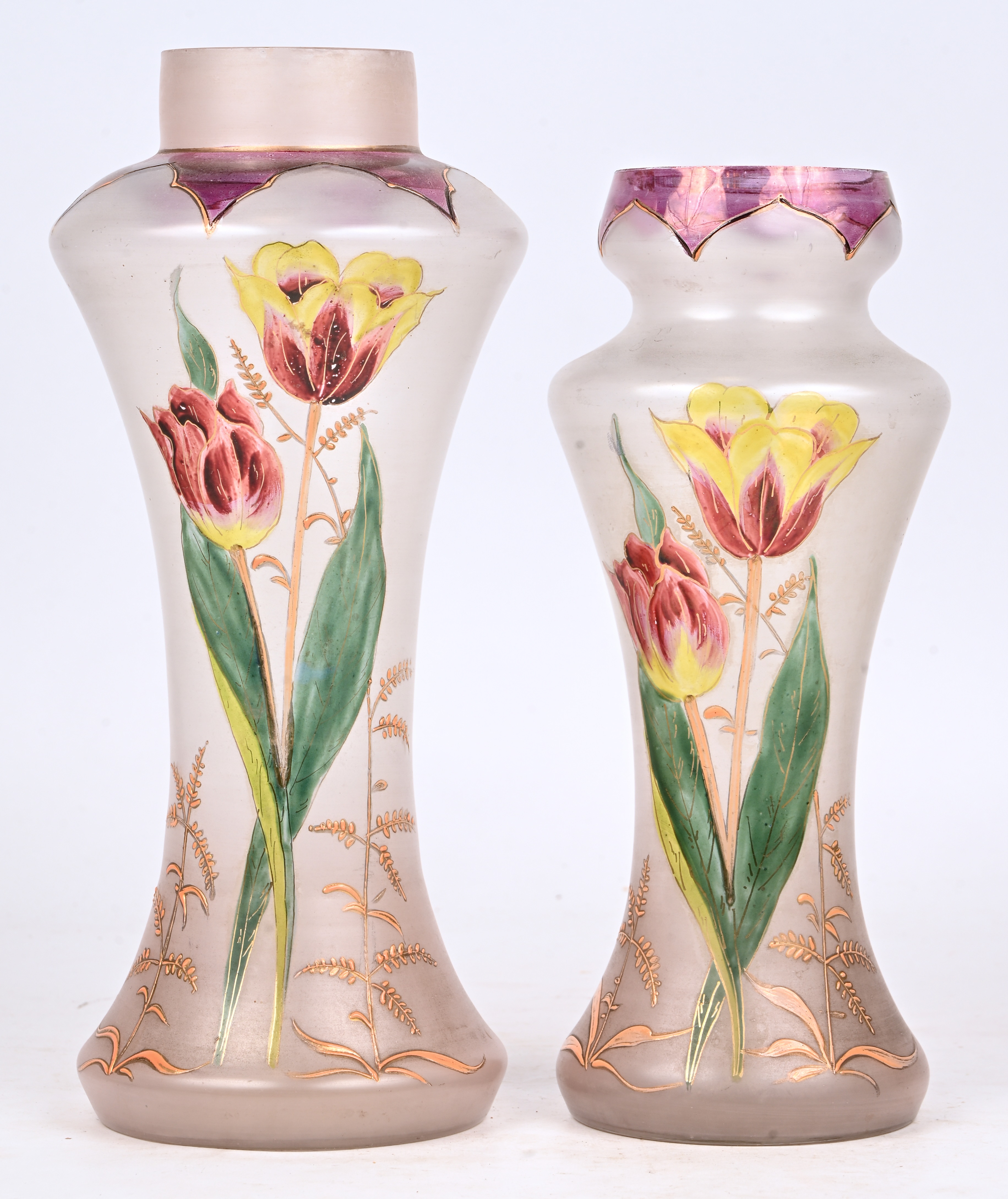 Twee art deco vazen van geëmailleerd glas, met een decor van tulpen Twee art deco vazen van geëmailleerd glas, met een decor van tulpen.