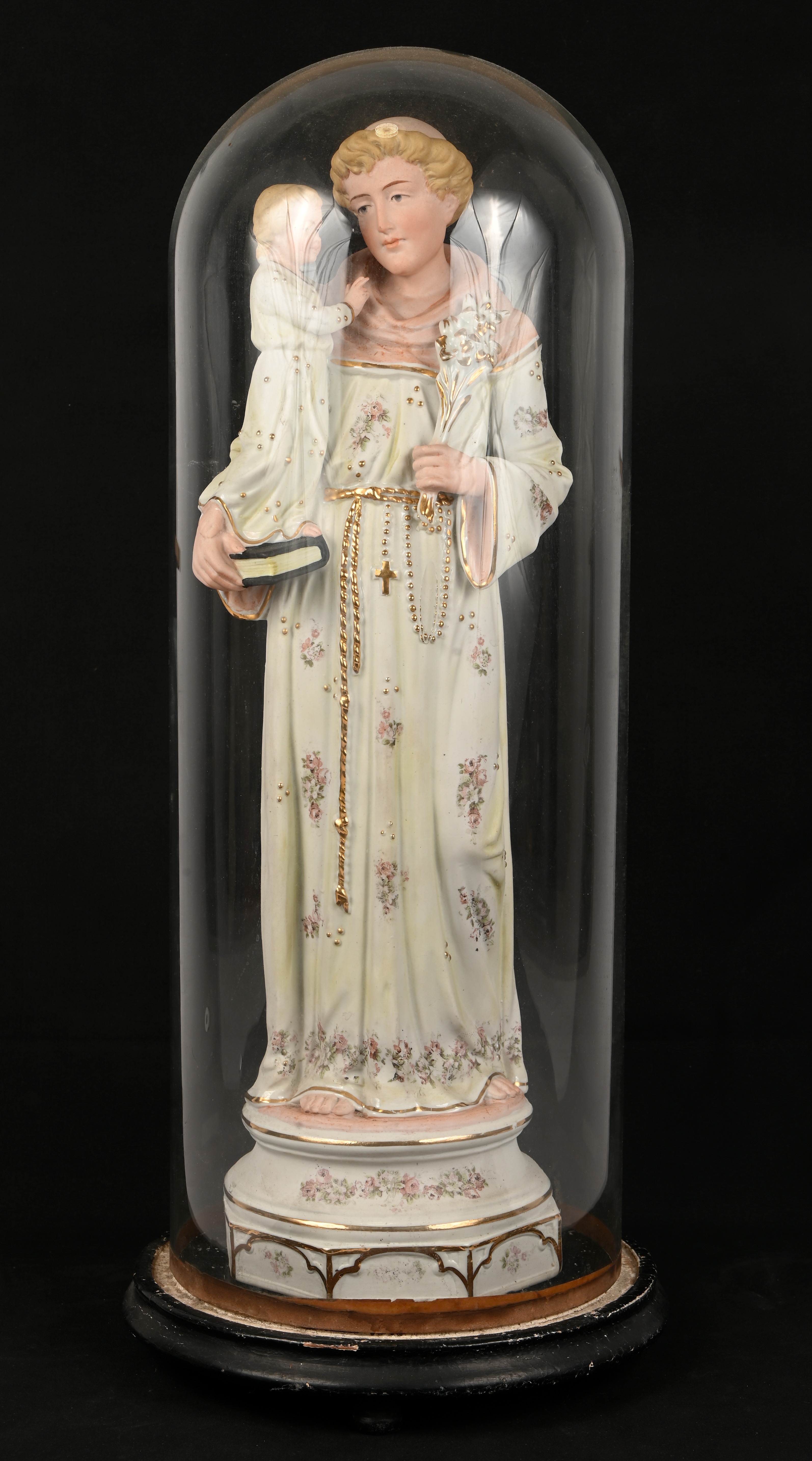 ‘St. Antonius’, een beeld onder stolp van meerkleurig biscuit ‘St. Antonius’, een beeld onder stolp van meerkleurig biscuit.