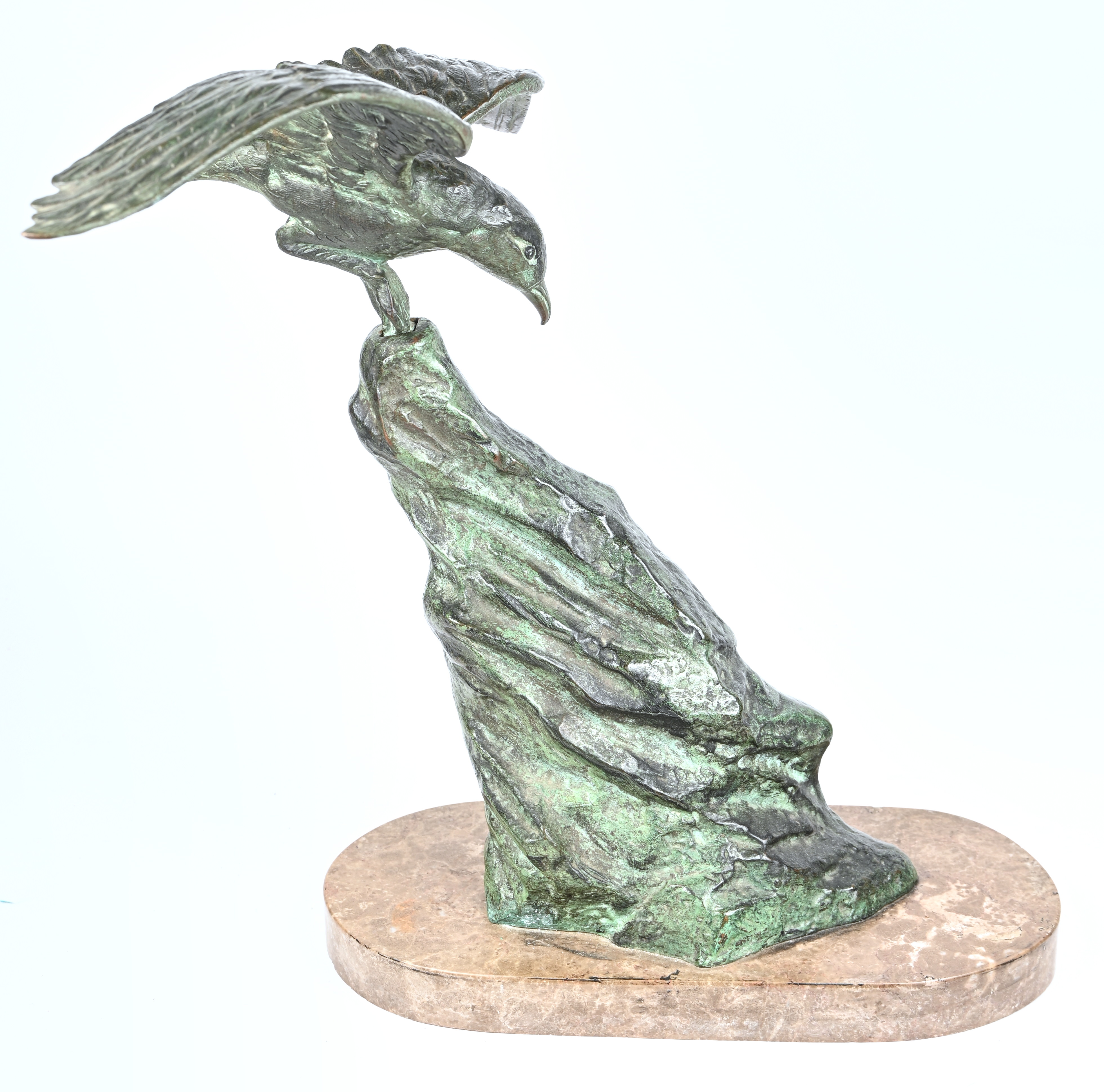 ‘Zeemeeuw in de vlucht’, een beeld van gepatinneerd brons op marmeren voet. Getekend E. Tissot ‘Zeemeeuw in de vlucht’, een beeld van gepatinneerd brons op marmeren voet. Getekend E. Tissot.