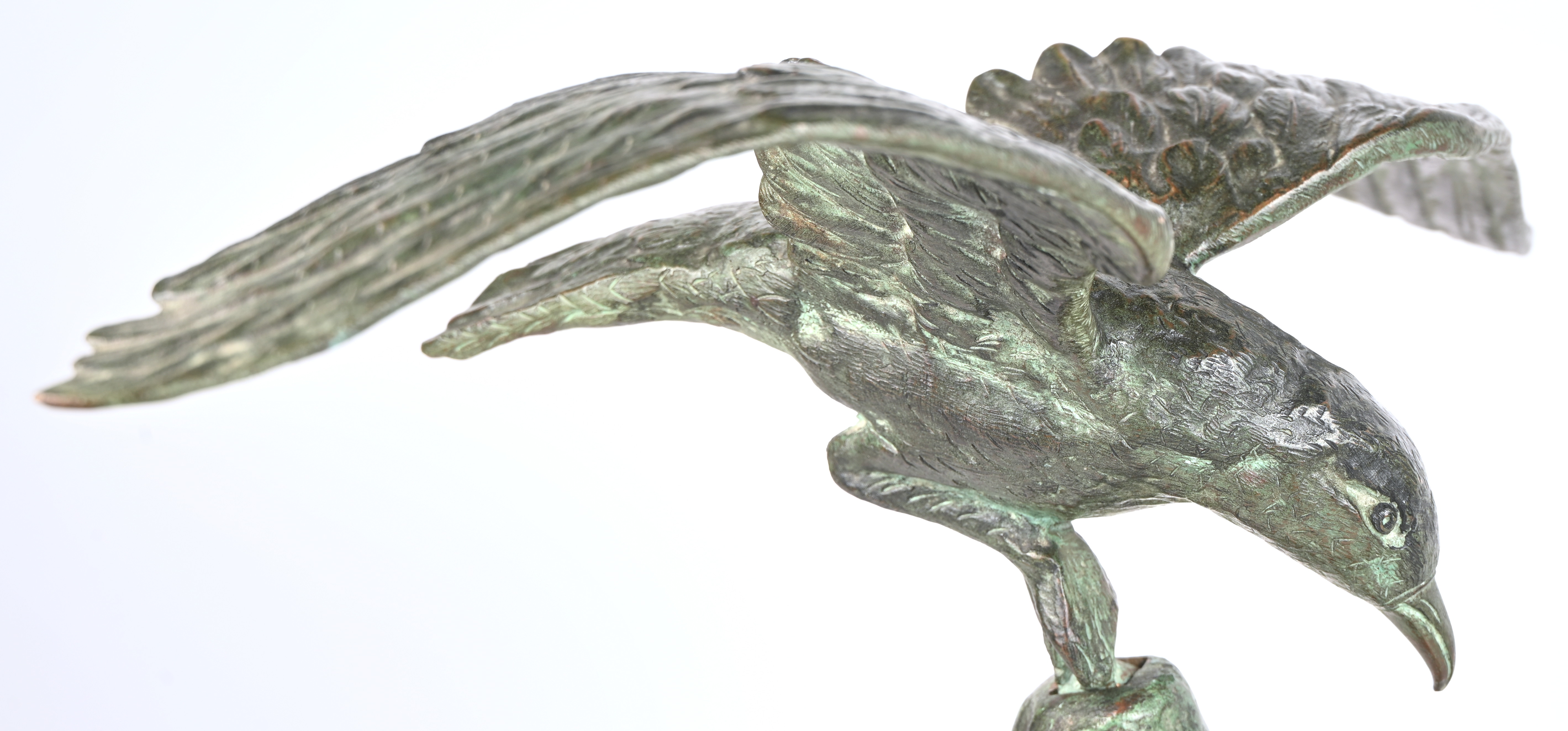 ‘Zeemeeuw in de vlucht’, een beeld van gepatinneerd brons op marmeren voet. Getekend E. Tissot ‘Zeemeeuw in de vlucht’, een beeld van gepatinneerd brons op marmeren voet. Getekend E. Tissot.